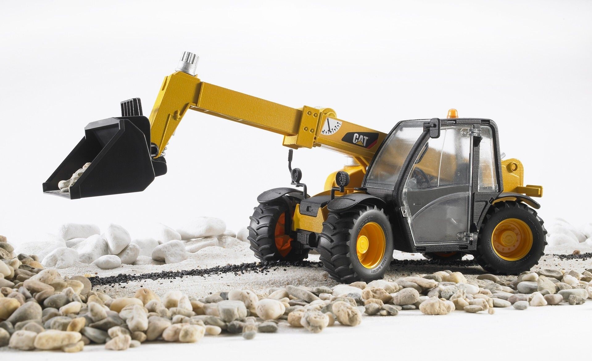 Дорожный погрузчик BRUDER 1:16 CAT с телескопической стрелой (02141) фото 6