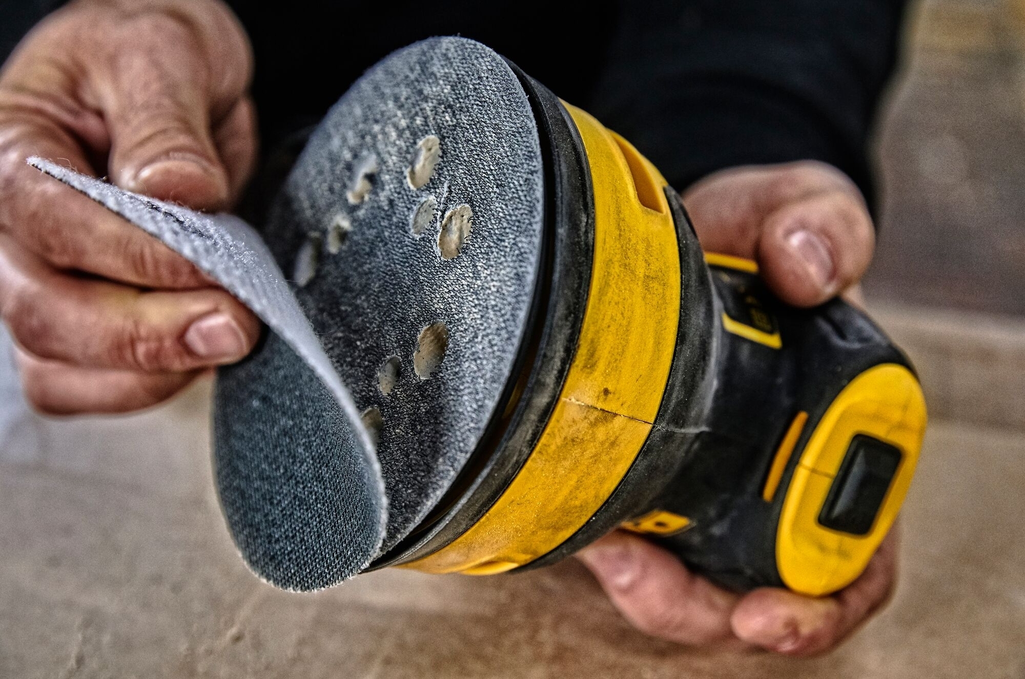 Шлифмашина эксцентриковая DeWalt DWE6423 фото 21