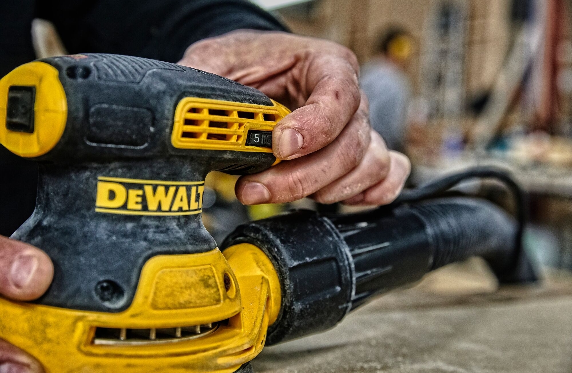 Шлифмашина эксцентриковая DeWalt DWE6423 фото 23