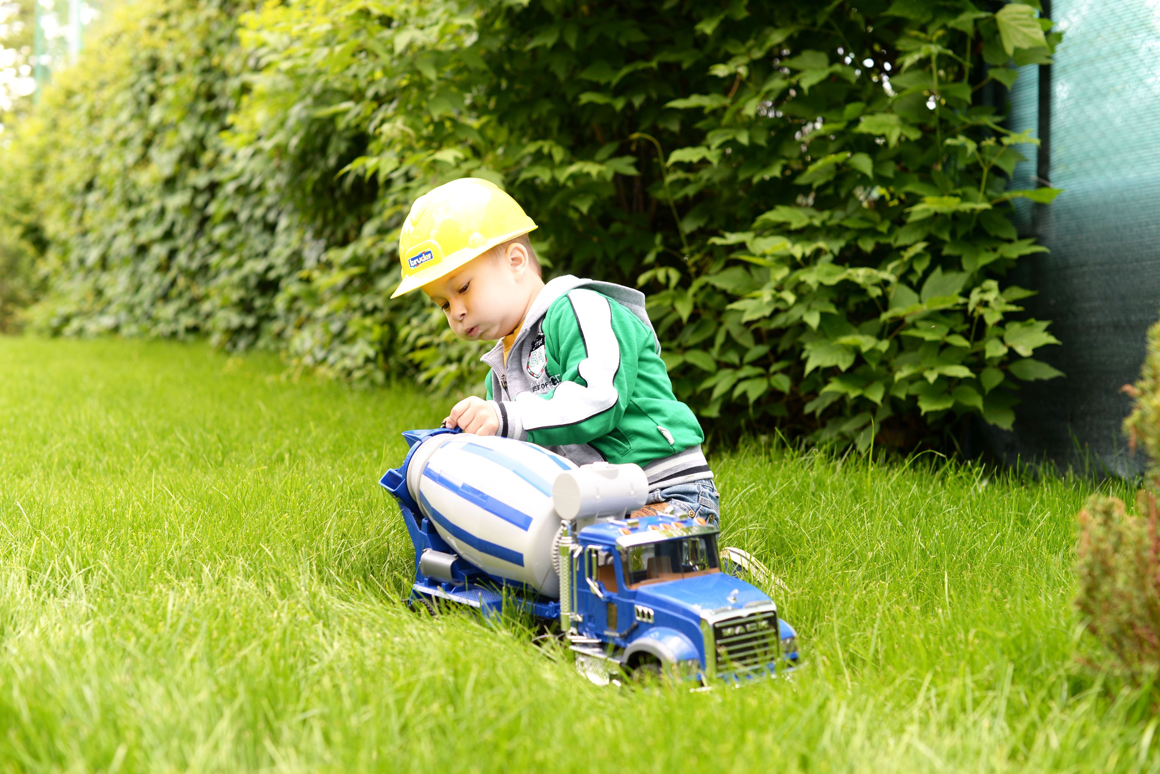 Бетоновоз Bruder 1:16 Mack Granite (02814)фото8