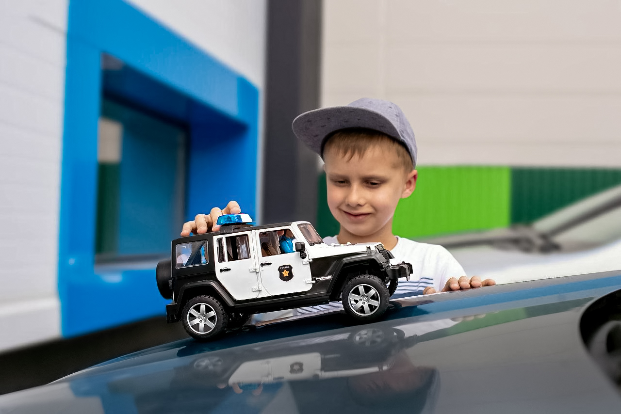 Джип Bruder 1:16 Wrangler Unlimited Rubicon+фигурка полицейского (02526) фото 