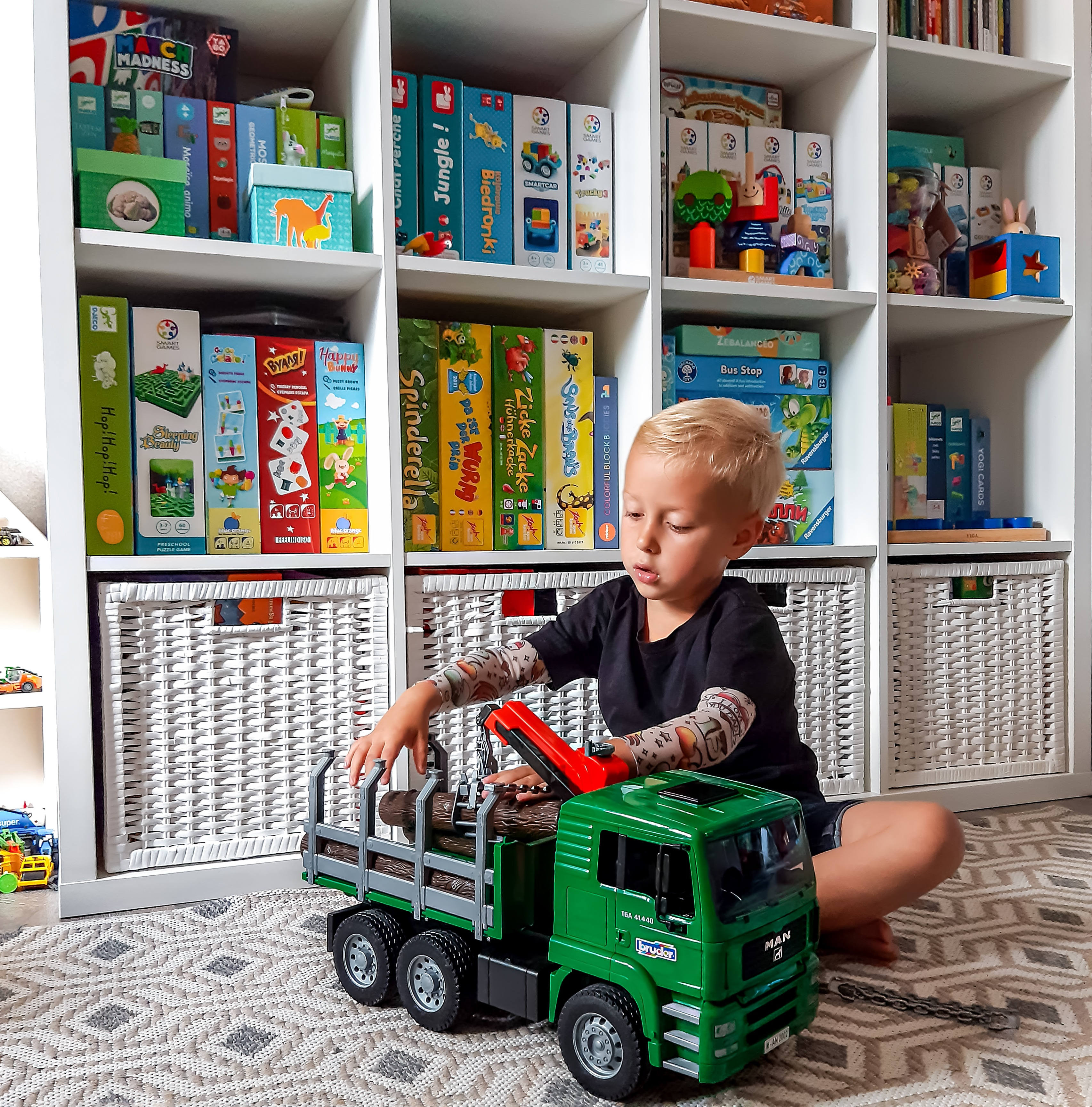 Грузовик BRUDER 1:16 MAN перевозчик брёвен с краном-погрузчиком (2769) фото 5