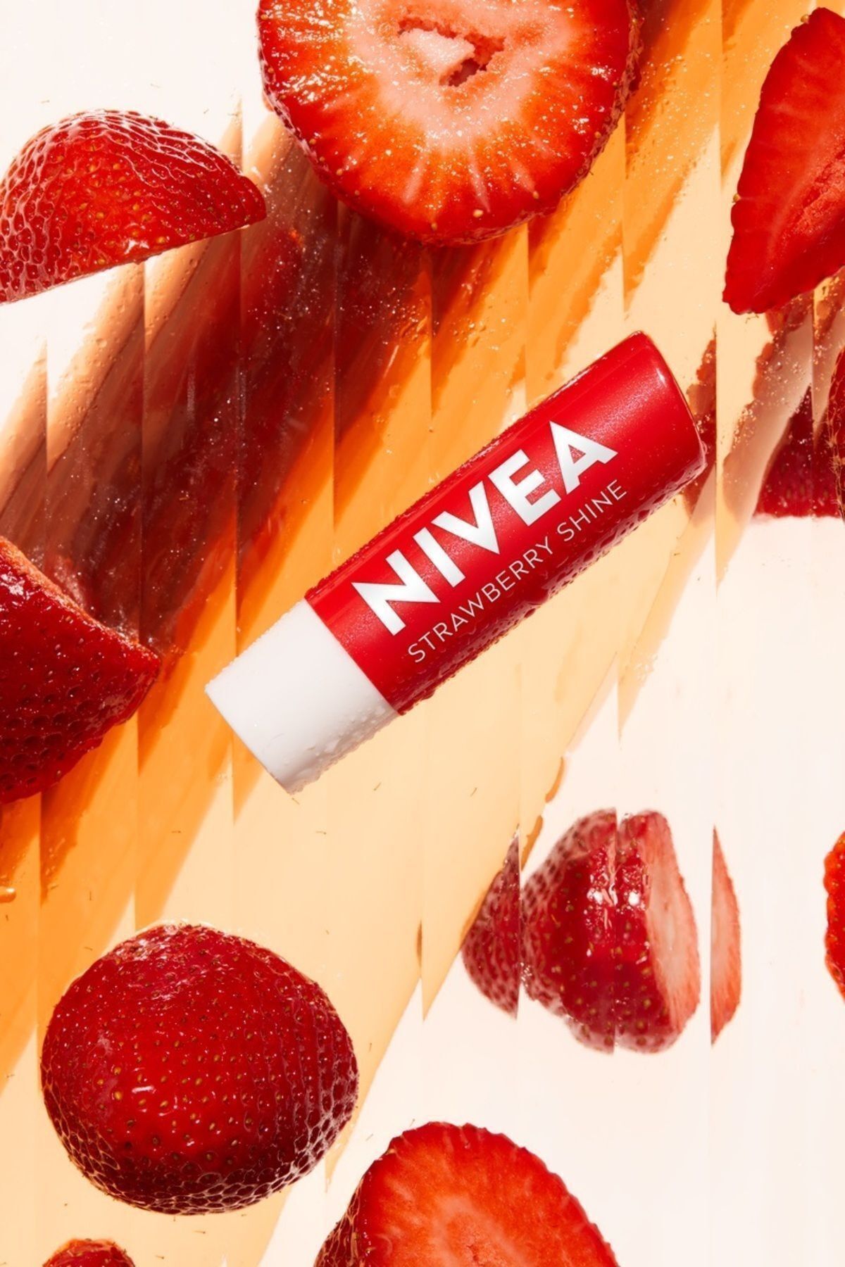 Бальзам для губ Nivea Полуничне сяйво 4,8гфото17