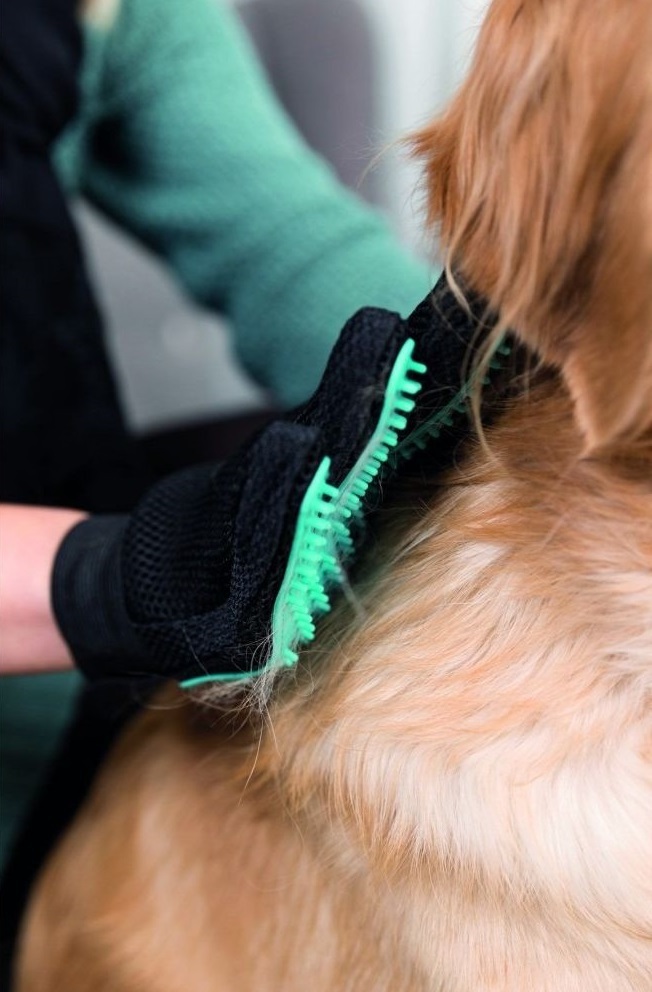 Расчеcка-перчатка для вычесывания шерсти для кошек и собак Trixie 16 х 24 см фото 3