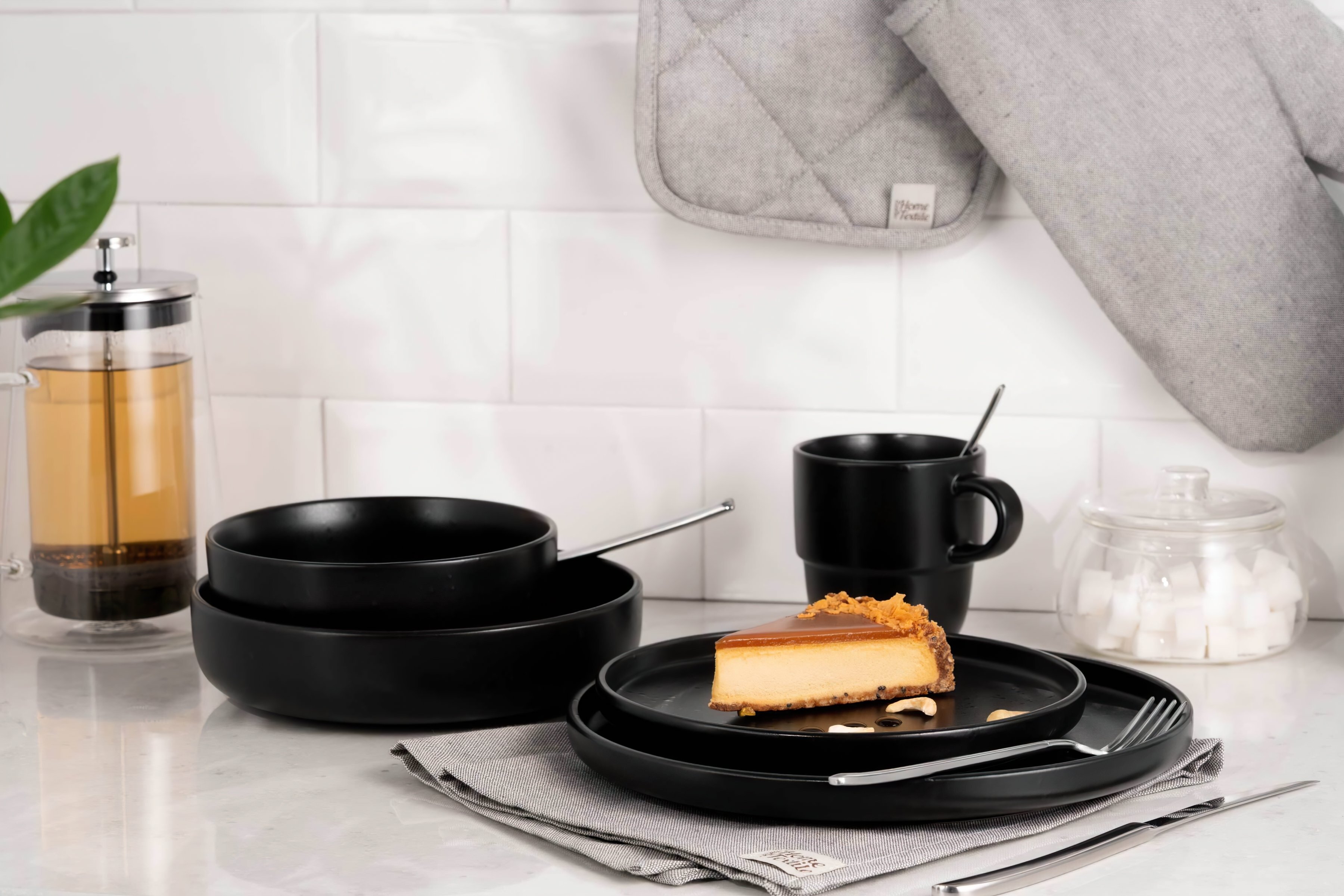 Тарілка обідня ARDESTO Trento, 26,5 см, чорна, кераміка (AR2926TB)фото