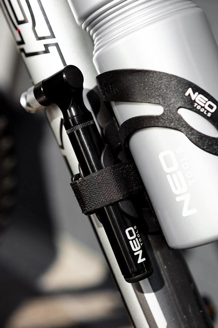 Насос велосипедный Neo Tools, с кронштейном для крепления (91-015) фото 12