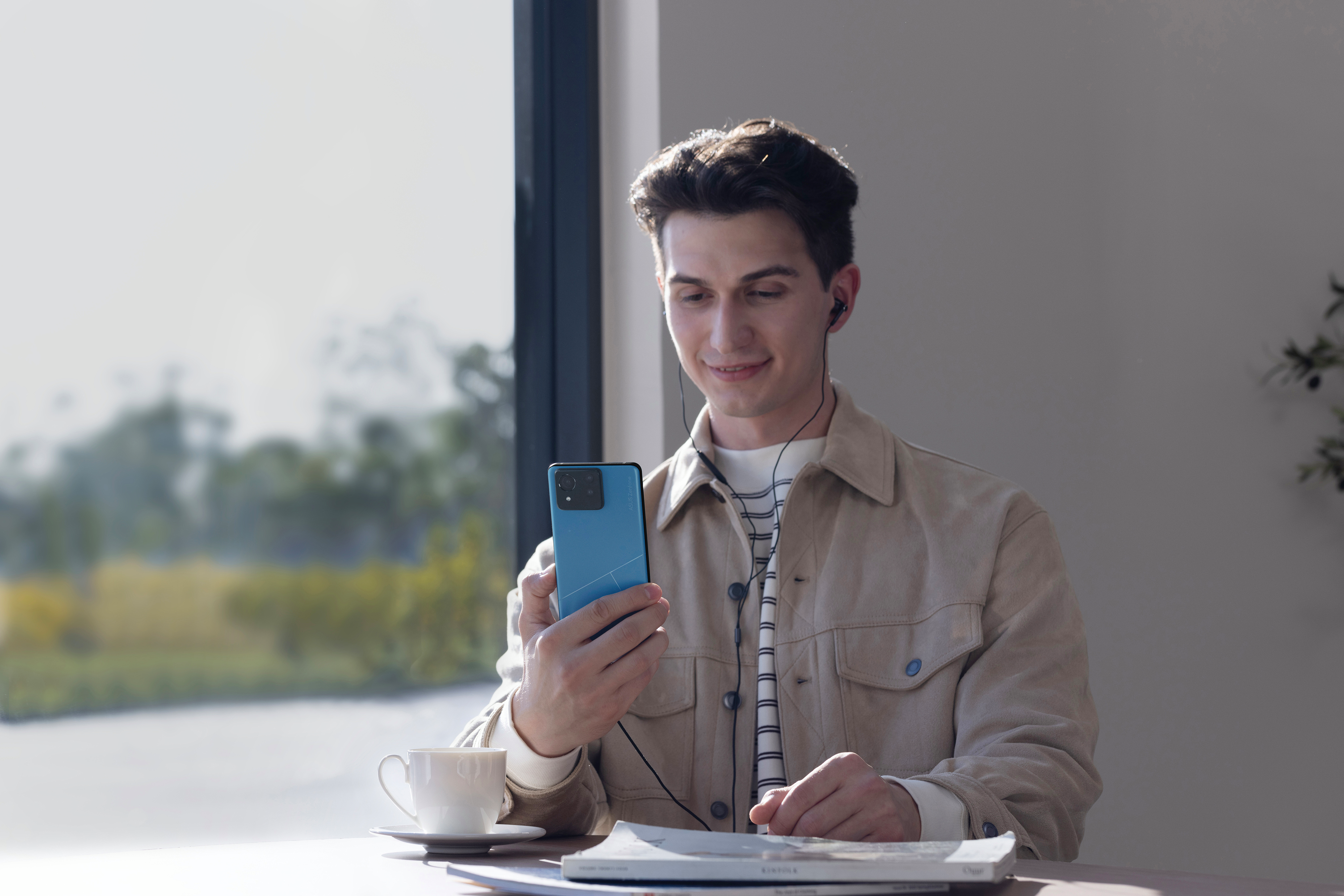 Смартфон Asus Zenfone 11 Ultra 16/512Gb 5G Blue (90AI00N7-M001H0) фото 55