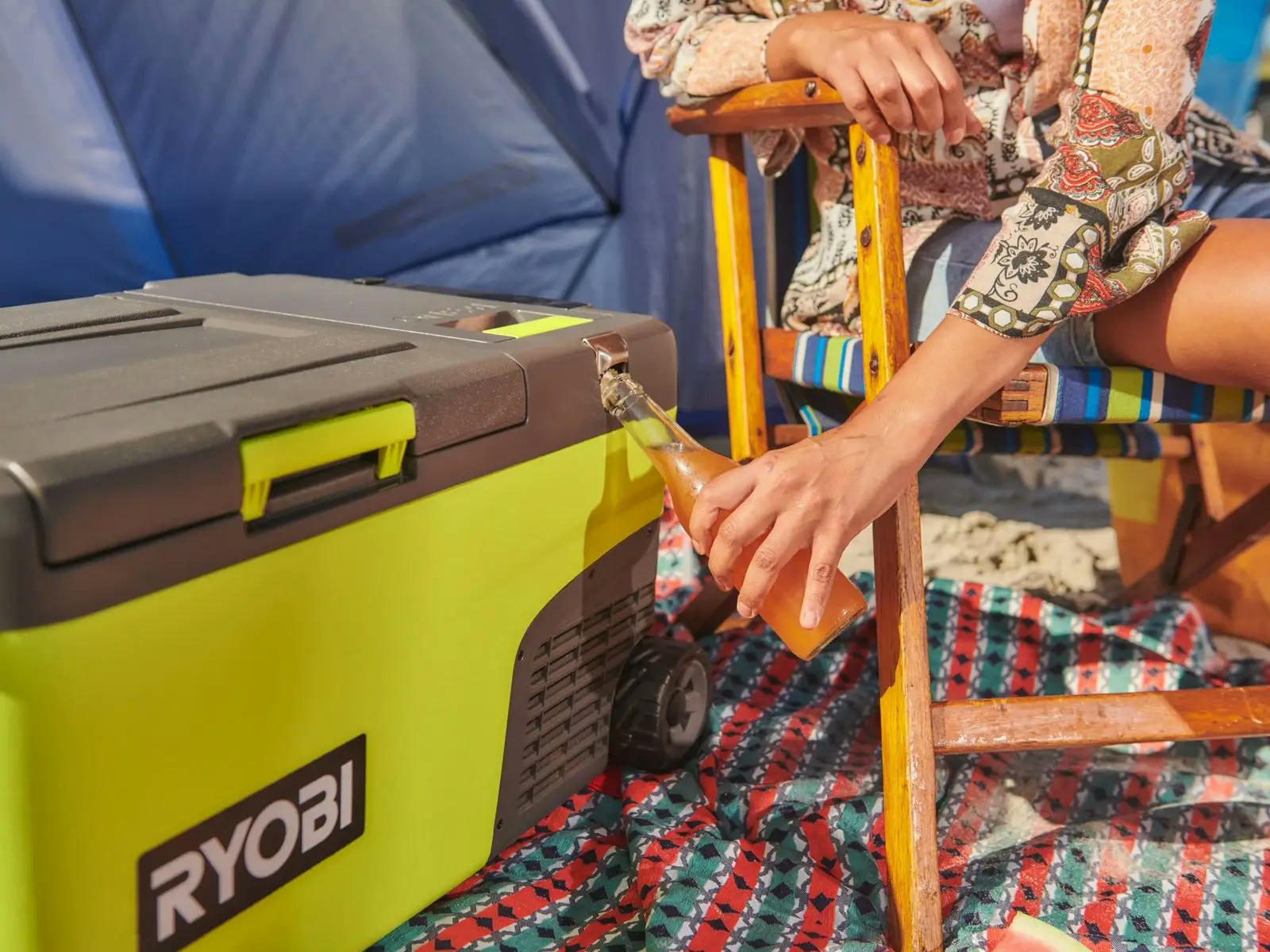 Холодильник аккумуляторный мобильный Ryobi RY18CB23A-0, 18В ONE+, 220В или 12В, температура +20…-20, 23л, 2 порта для АК фото 4