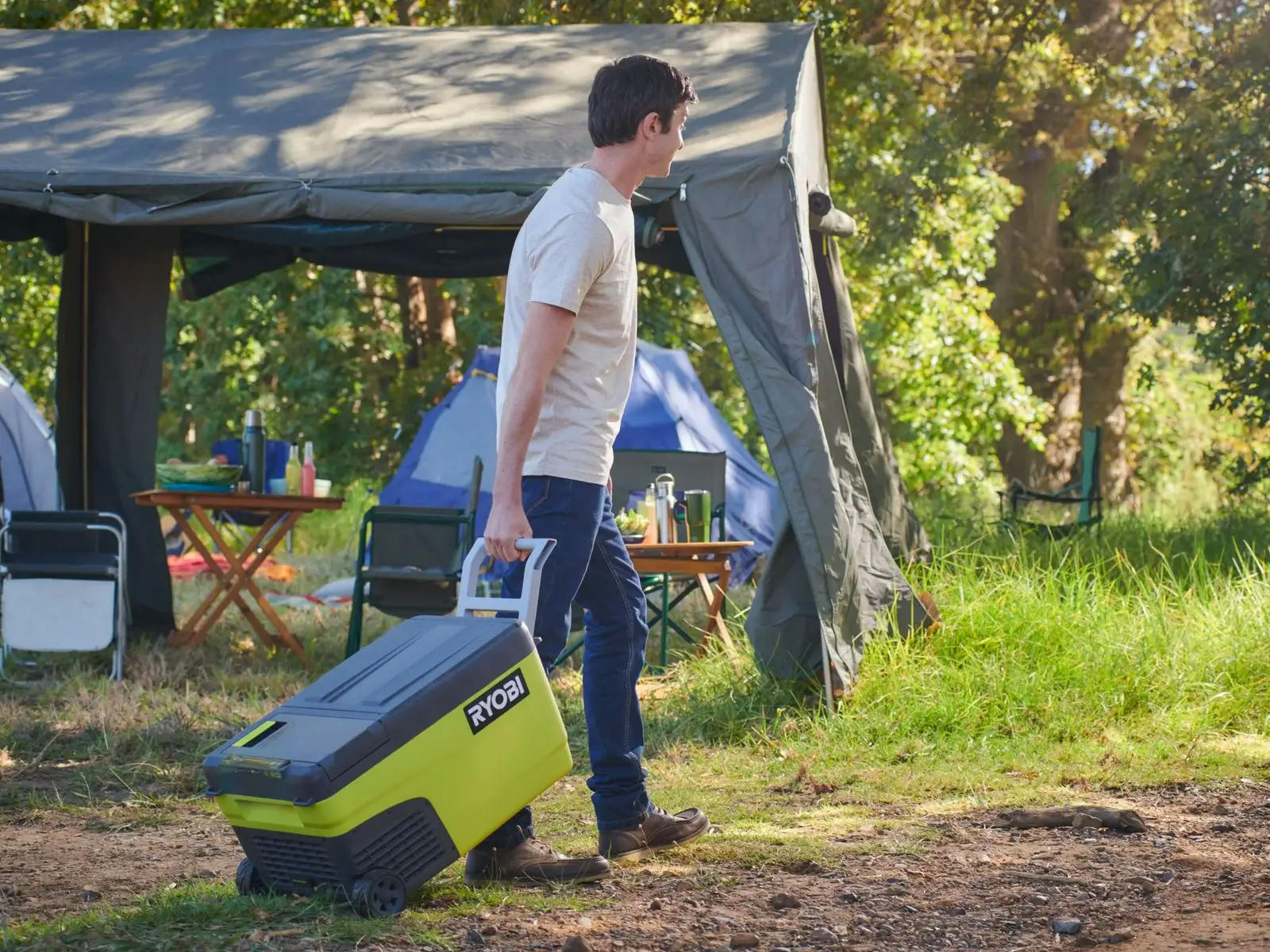 Холодильник аккумуляторный мобильный Ryobi RY18CB23A-0, 18В ONE+, 220В или 12В, температура +20…-20, 23л, 2 порта для АК фото 5