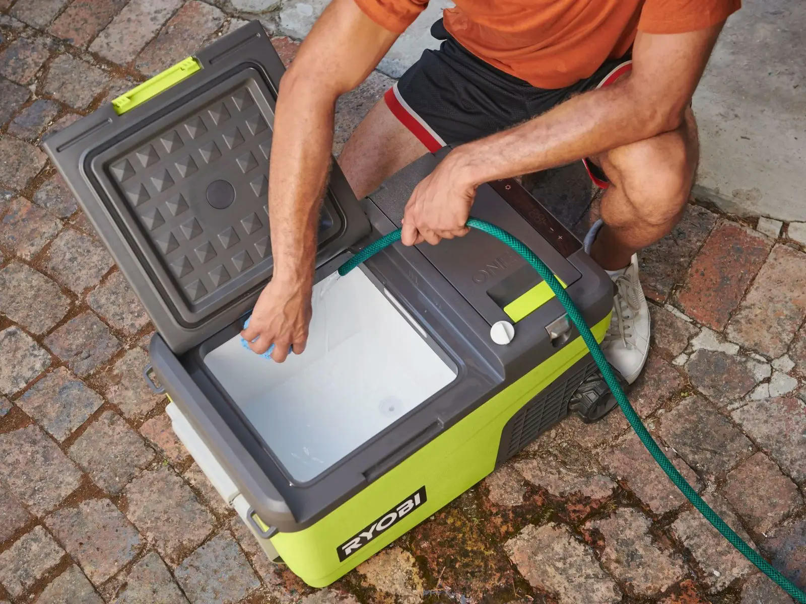 Холодильник аккумуляторный мобильный Ryobi RY18CB23A-0, 18В ONE+, 220В или 12В, температура +20…-20, 23л, 2 порта для АК фото 7
