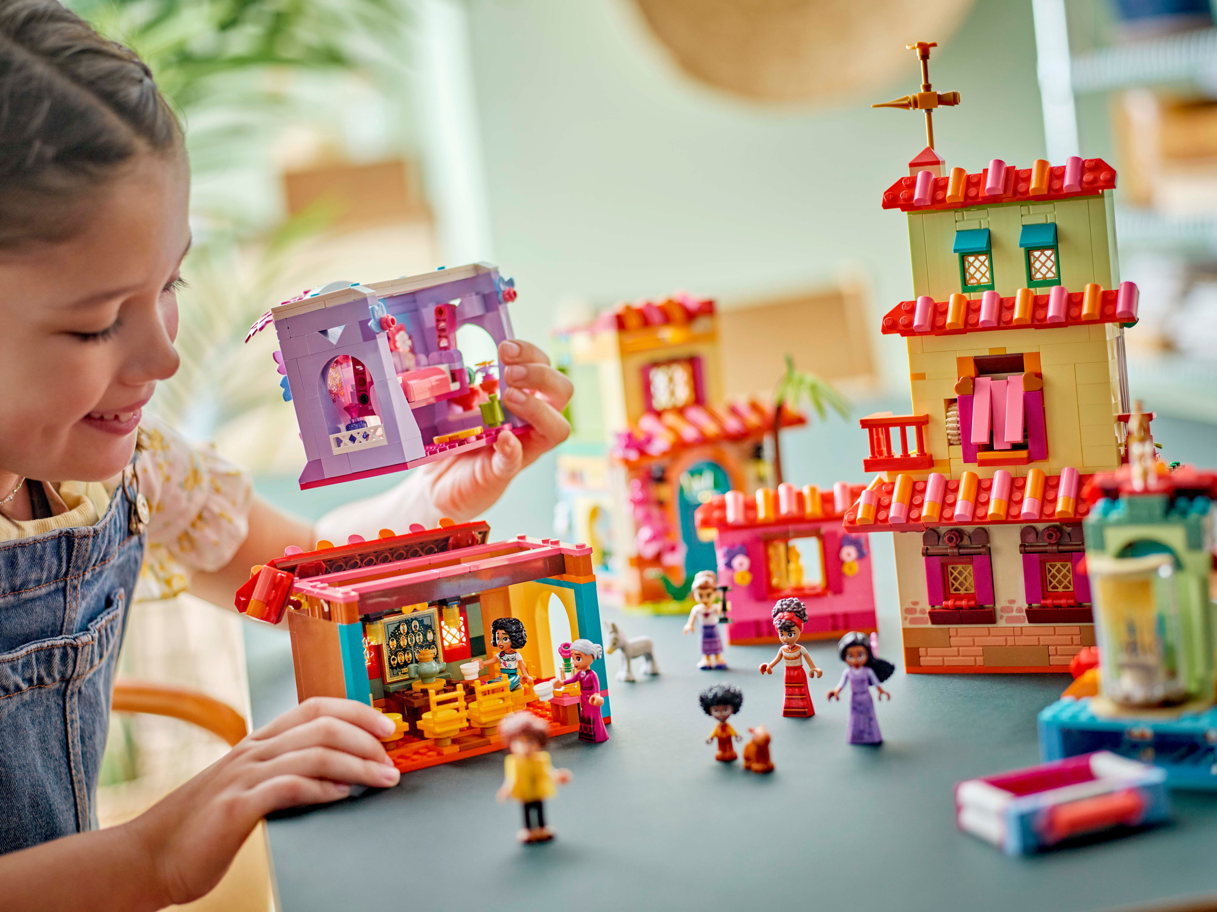 Конструктор LEGO Disney Волшебный дом Мадрыгал (43245-) фото 17