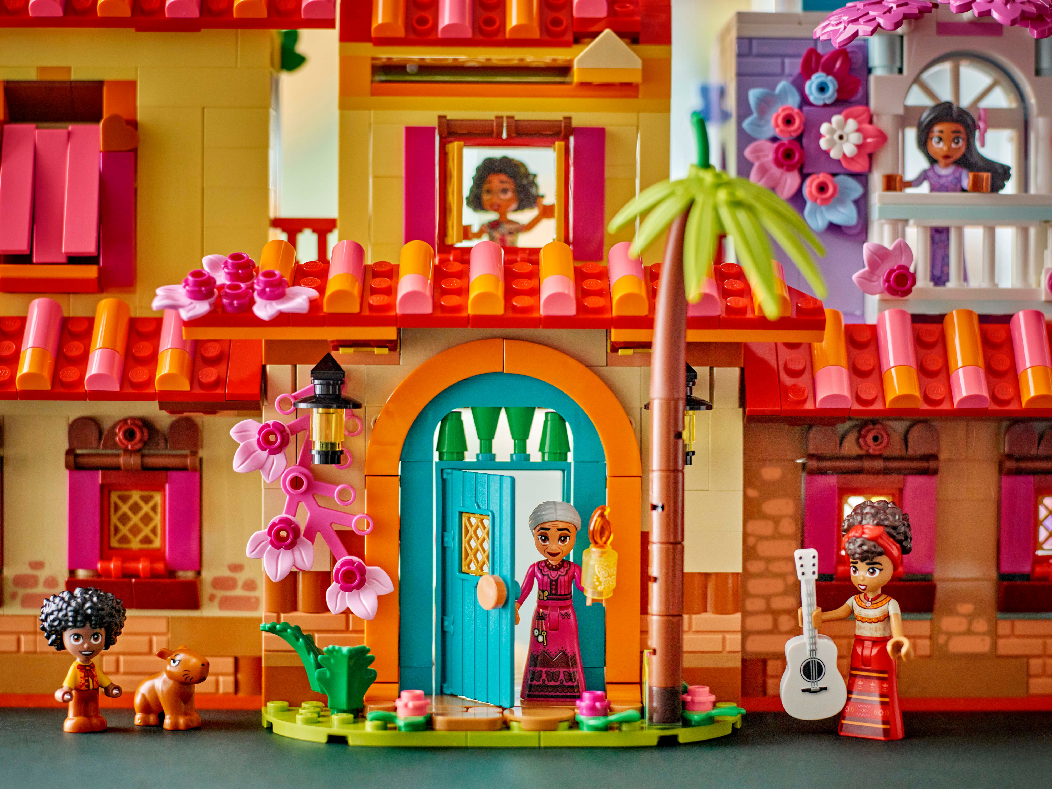 Конструктор LEGO Disney Волшебный дом Мадрыгал (43245-) фото 20