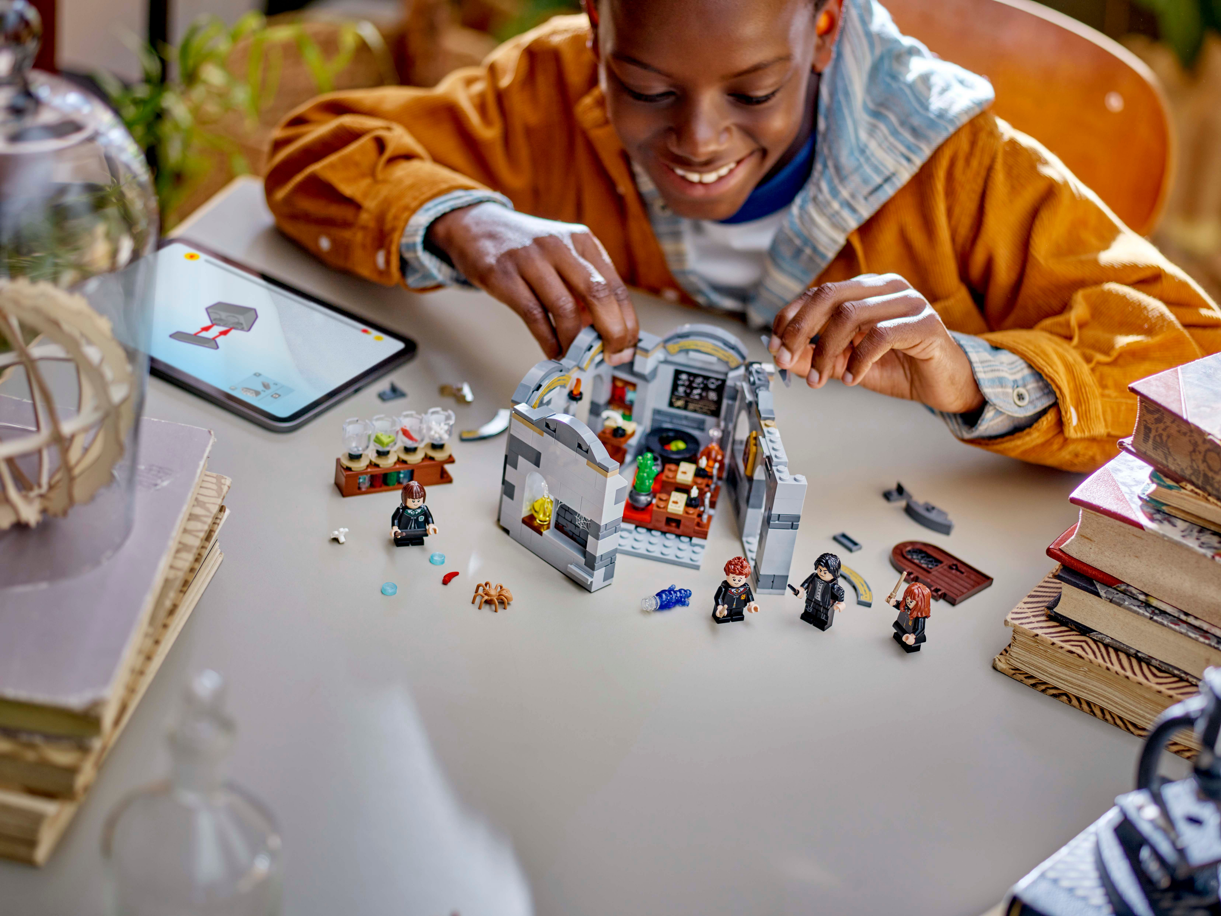 Конструктор LEGO 76431 Harry Potter Замок Говартс: Урок зельеваренияфото18