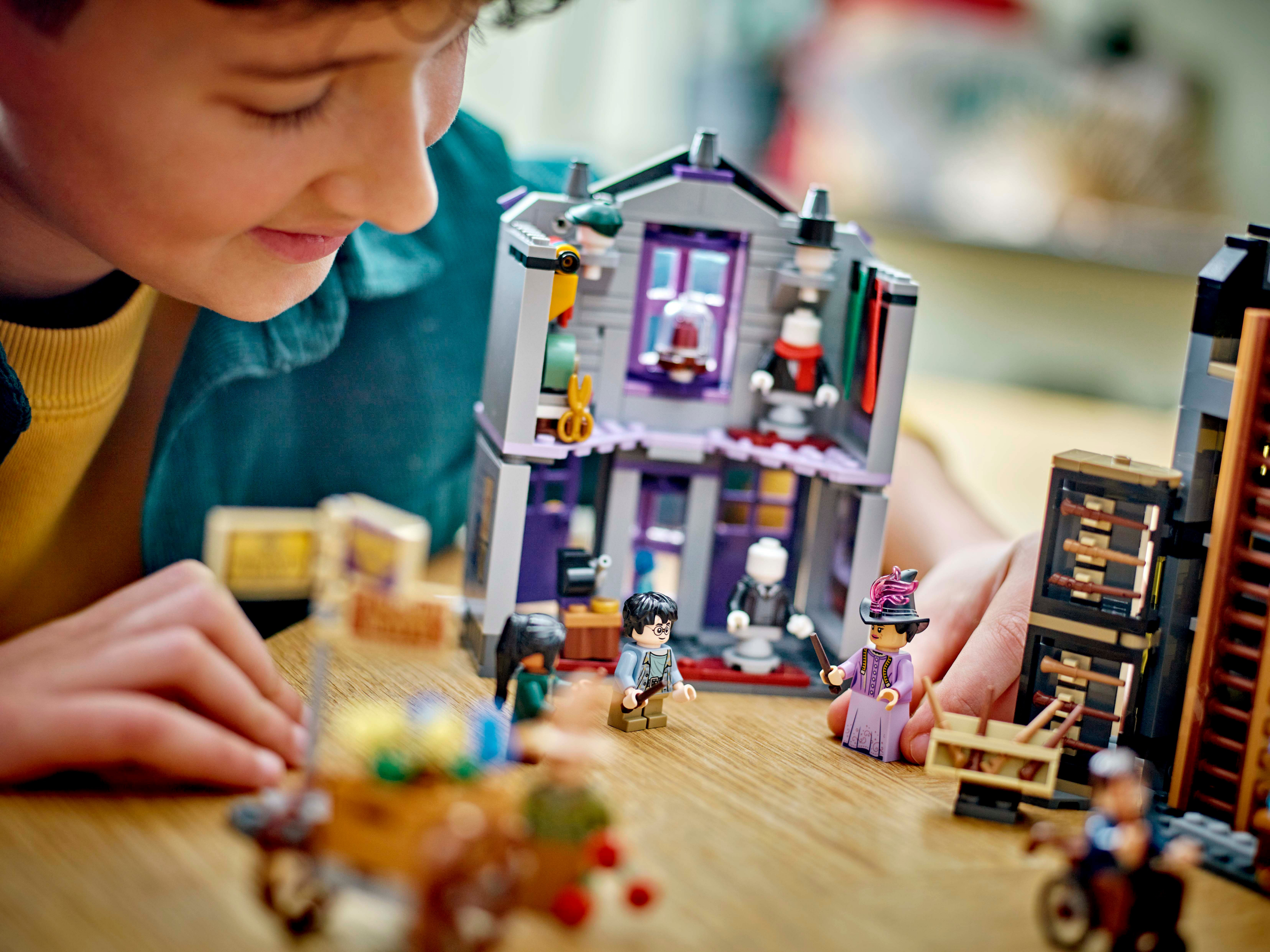 Конструктор LEGO 76439 Harry Potter Магазини Олівандера та мантій від Мадам Малкінфото20