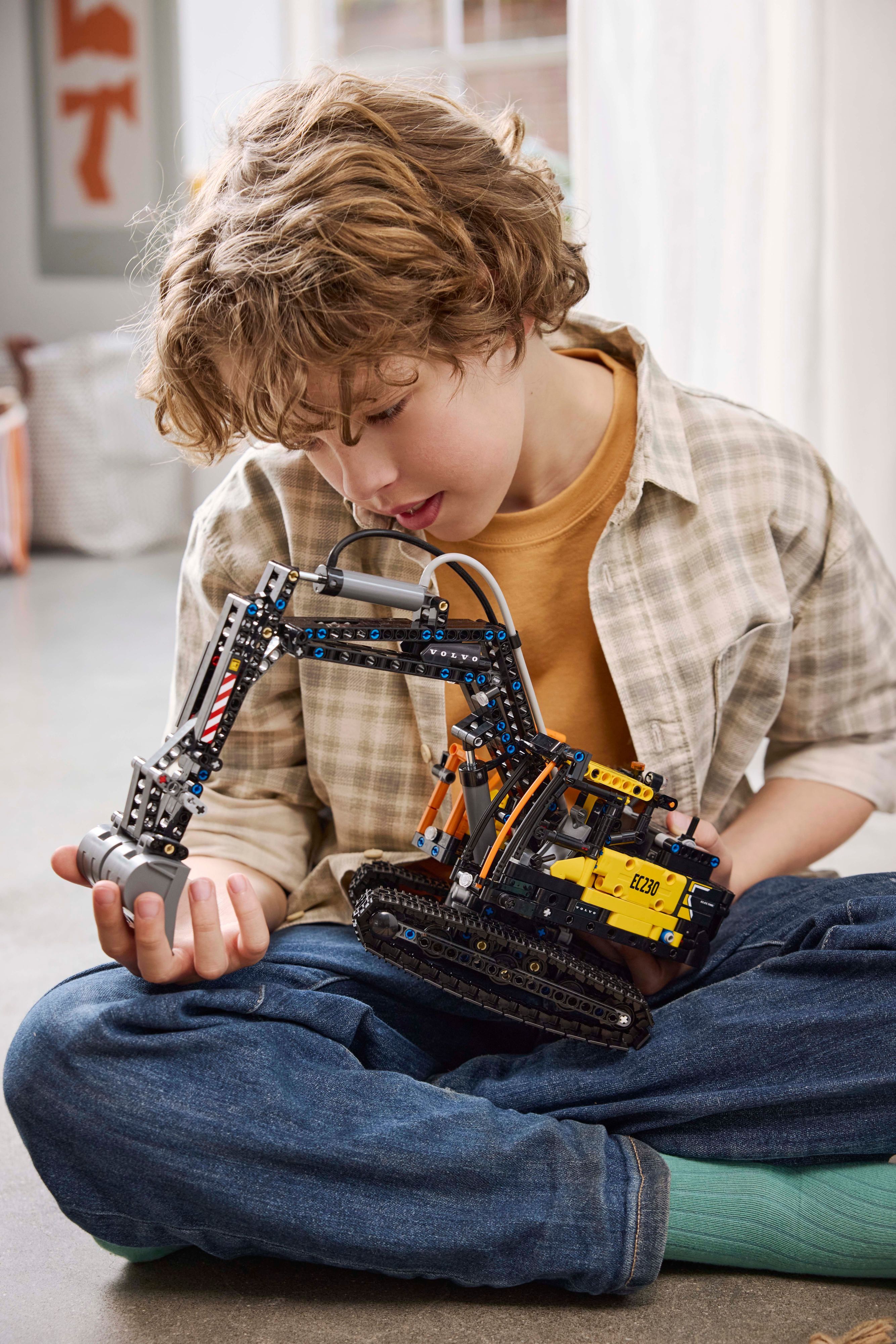 LEGO 42175 Вантажівка Volvo FMX і Електричний екскаватор EC230фото11