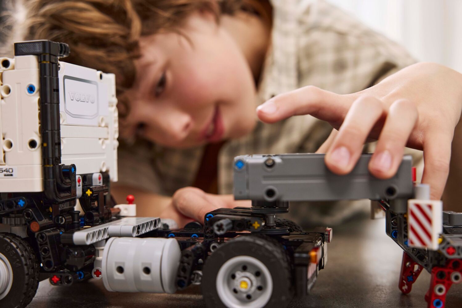 LEGO 42175 Вантажівка Volvo FMX і Електричний екскаватор EC230фото