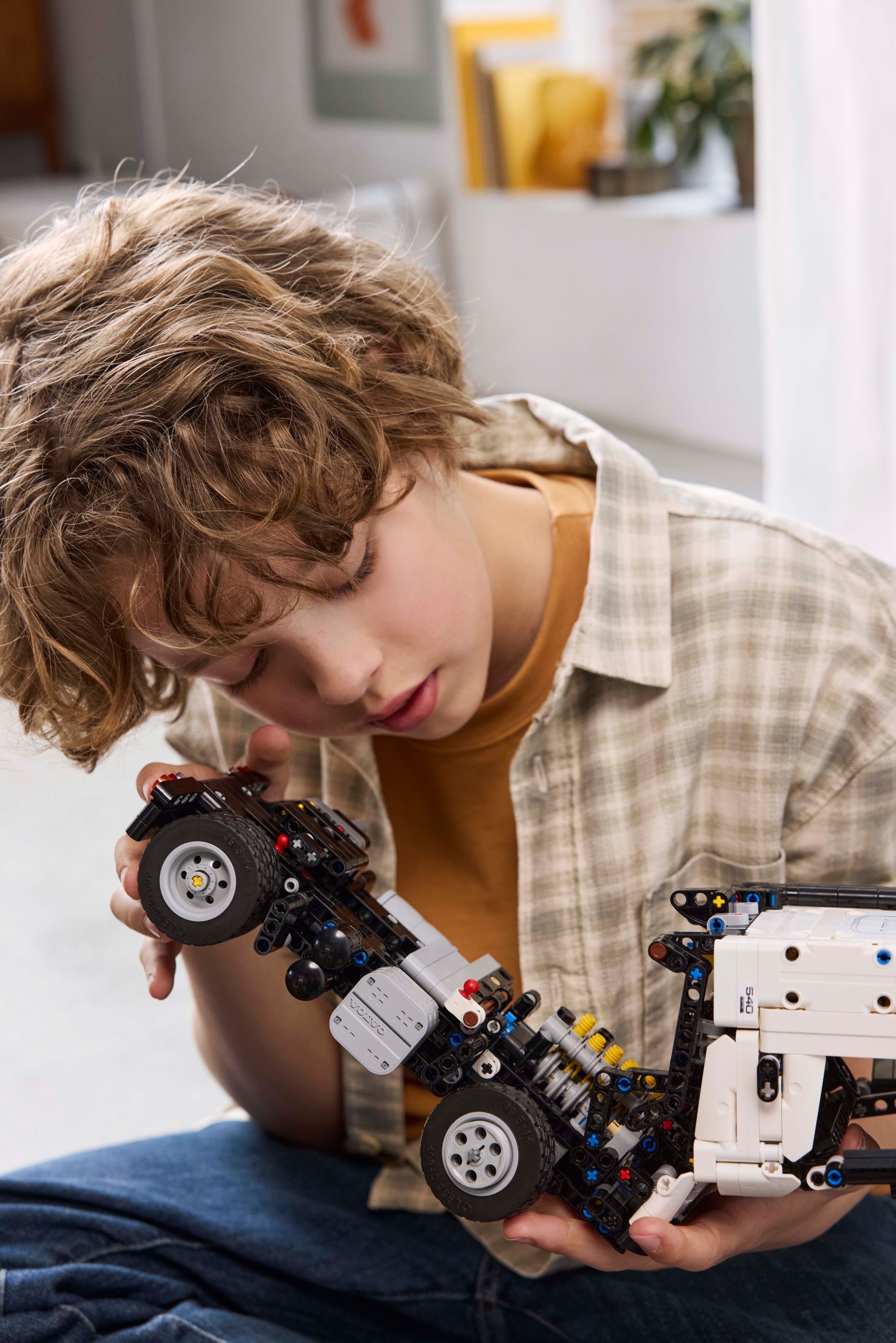 LEGO 42175 Вантажівка Volvo FMX і Електричний екскаватор EC230фото8