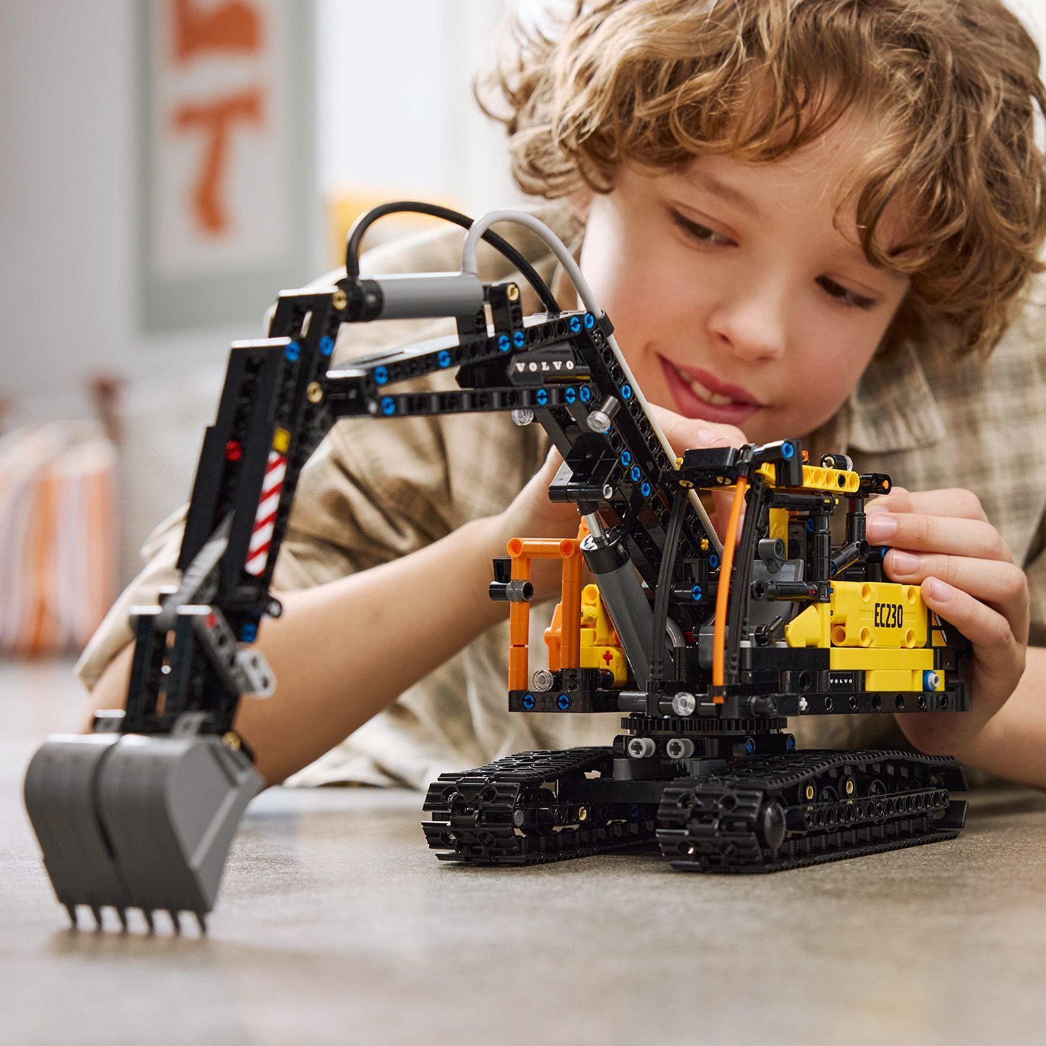 LEGO 42175 Вантажівка Volvo FMX і Електричний екскаватор EC230фото