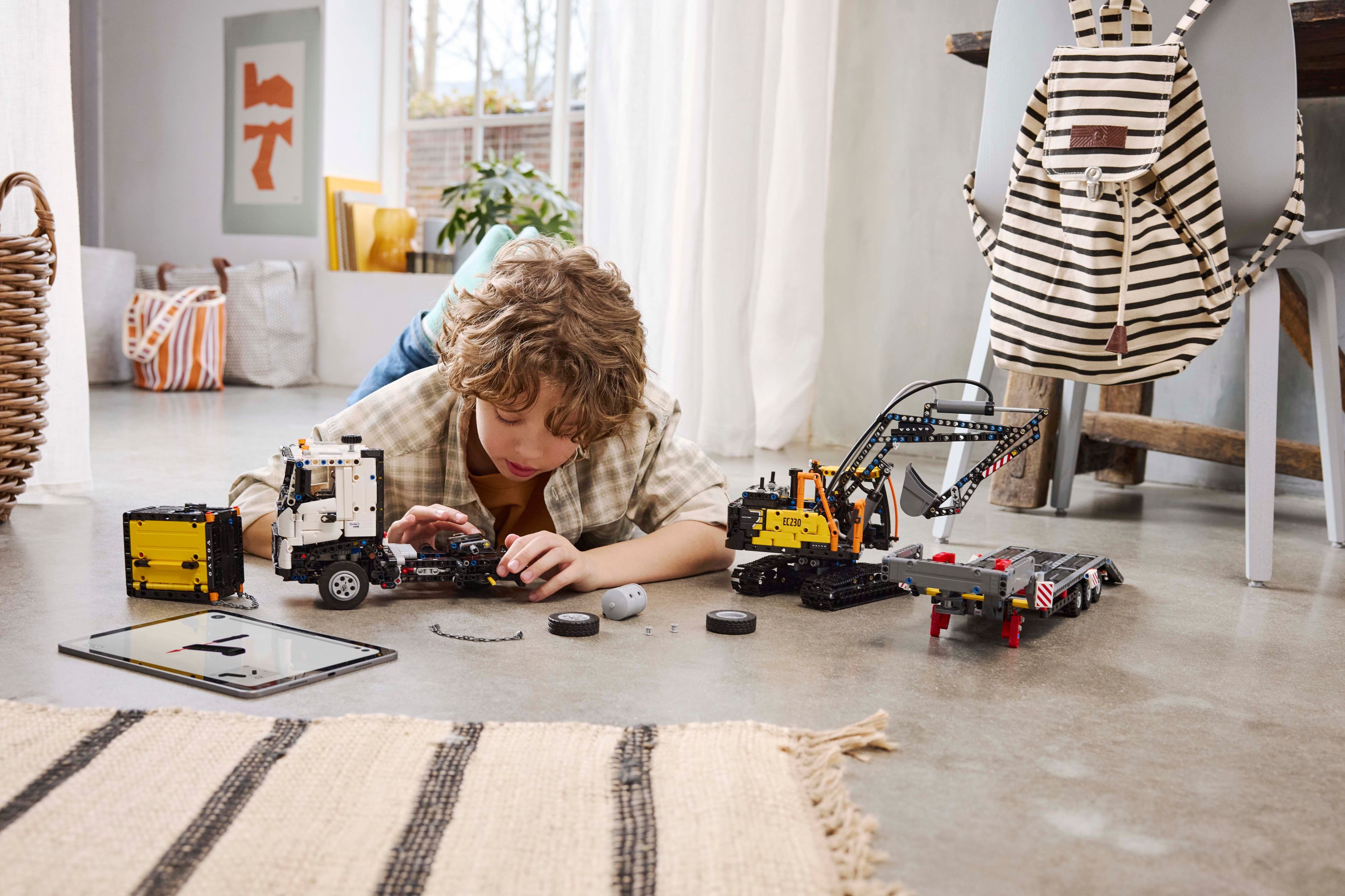 LEGO 42175 Вантажівка Volvo FMX і Електричний екскаватор EC230фото13