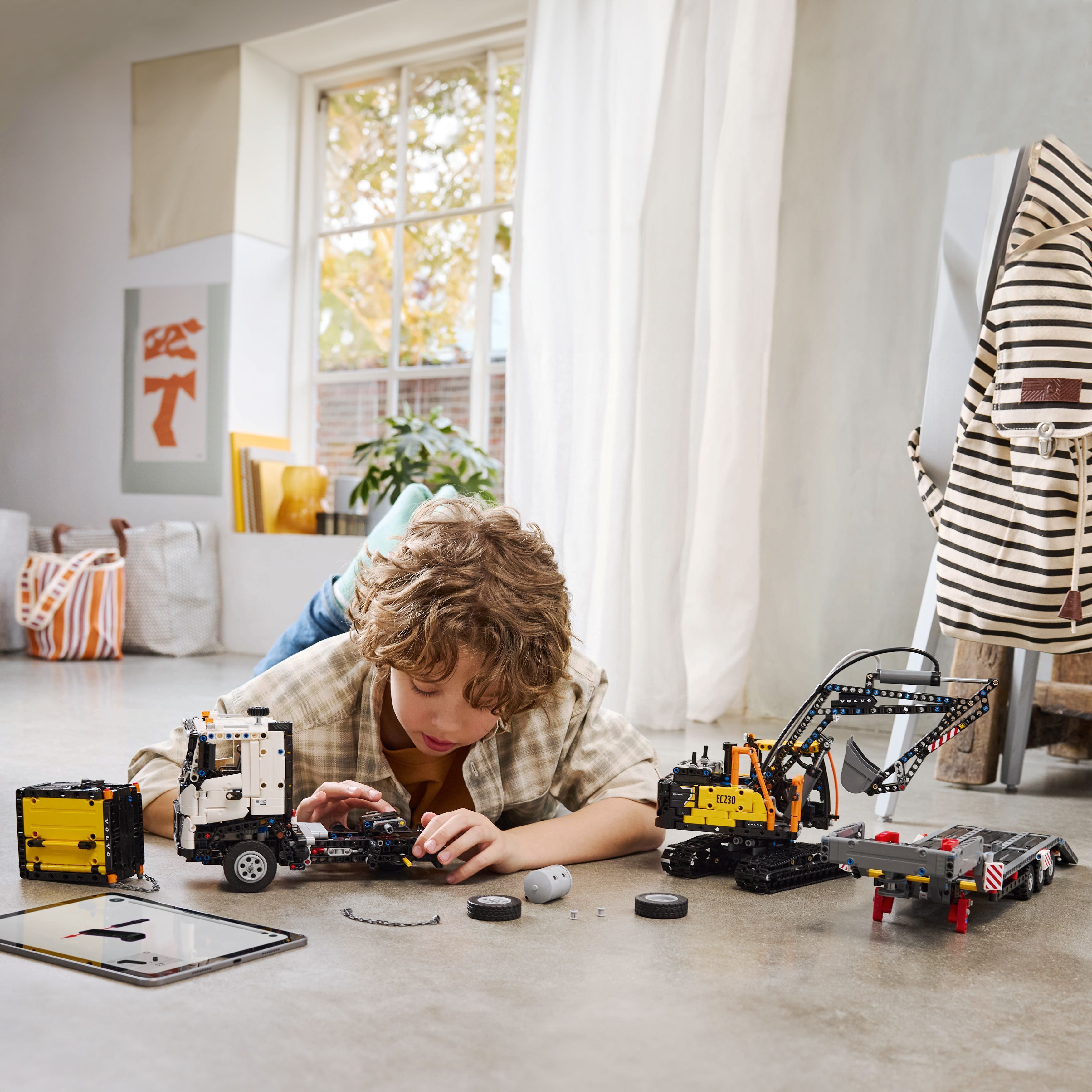 LEGO 42175 Вантажівка Volvo FMX і Електричний екскаватор EC230фото14