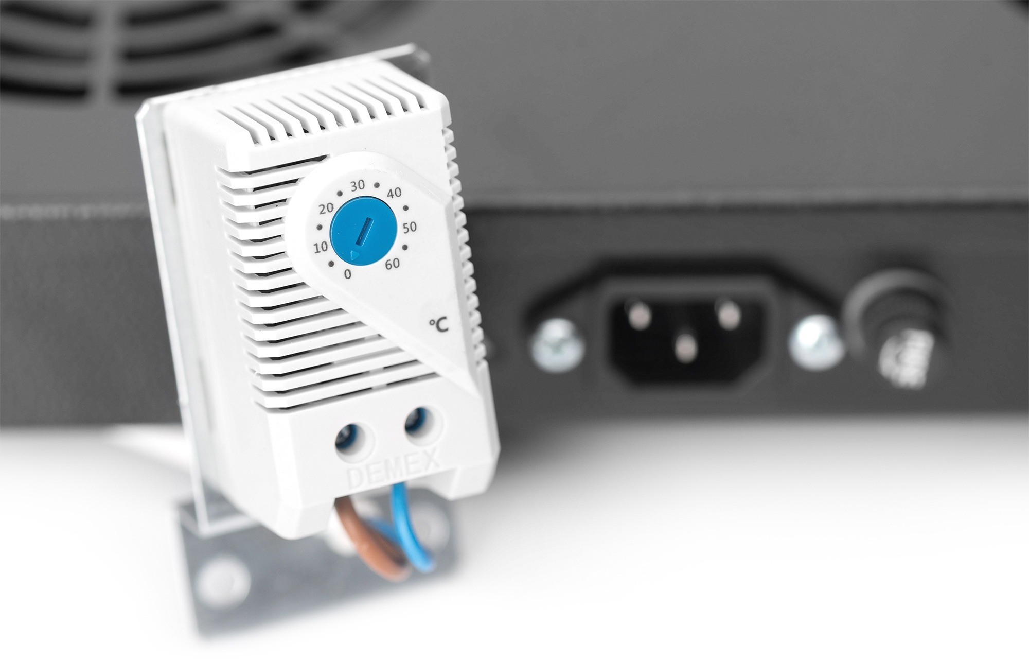 Блок вентиляторів DIGITUS 19" 1U, 2 fans, thermostat, RAL 9005 (DN-19FAN-2-HO-SW)фото4