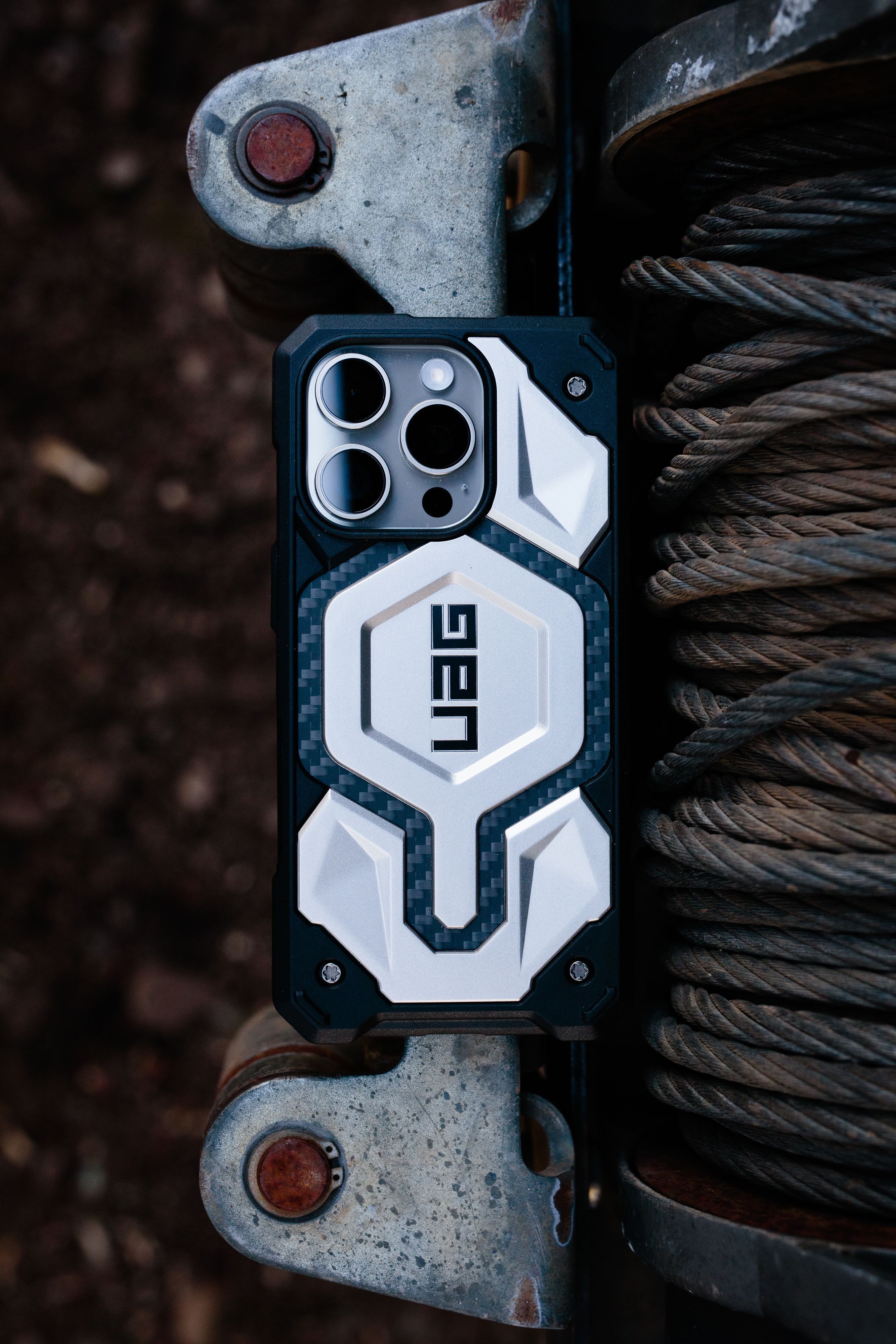 Чохол UAG для Apple iPhone 16 Pro Monarch, Carbon Fiber (114460114242)фото21