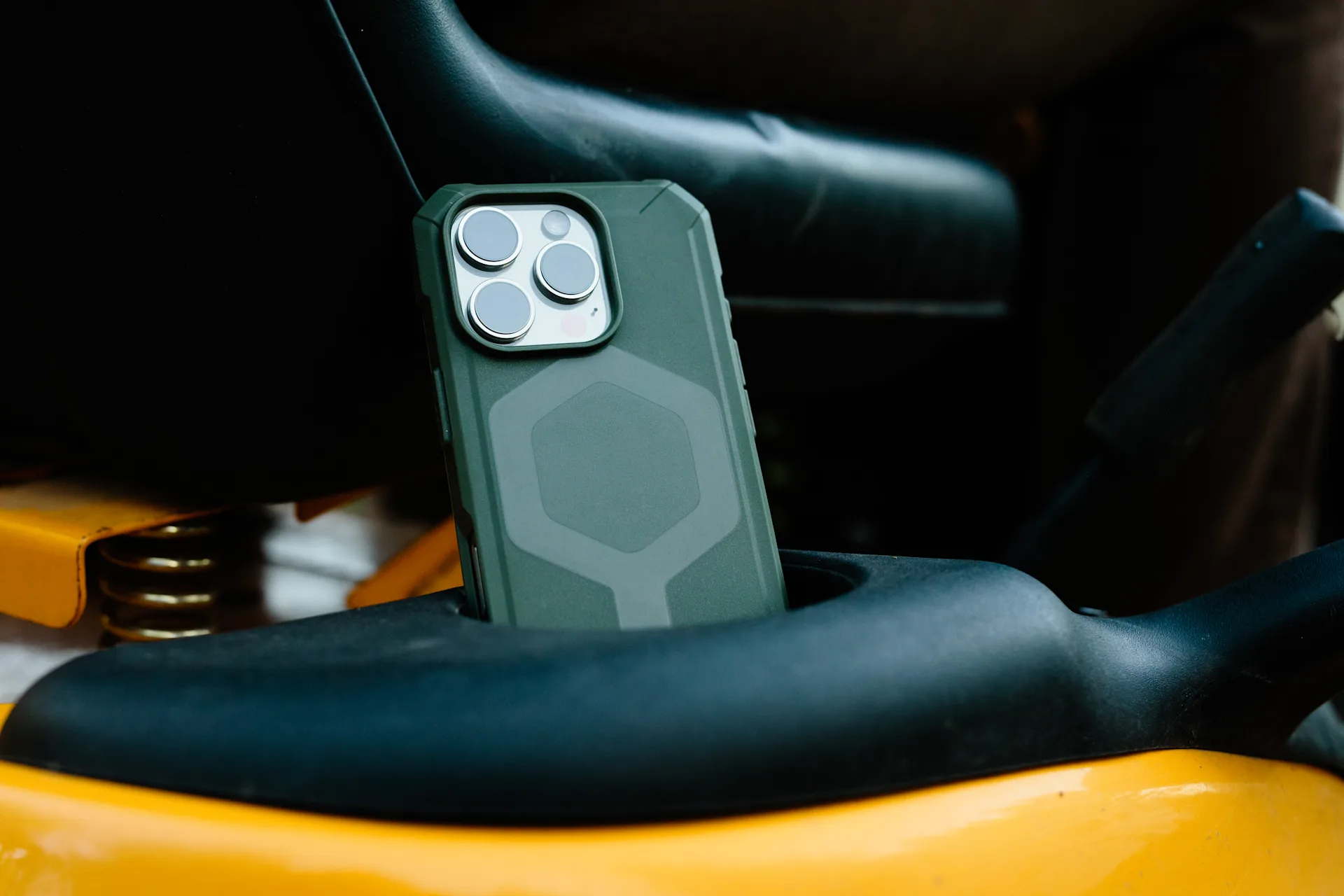 Чехол UAG для Apple iPhone 16 Pro Max Essential Armor Magsafe, Olive Drab (114449117272) фото 10