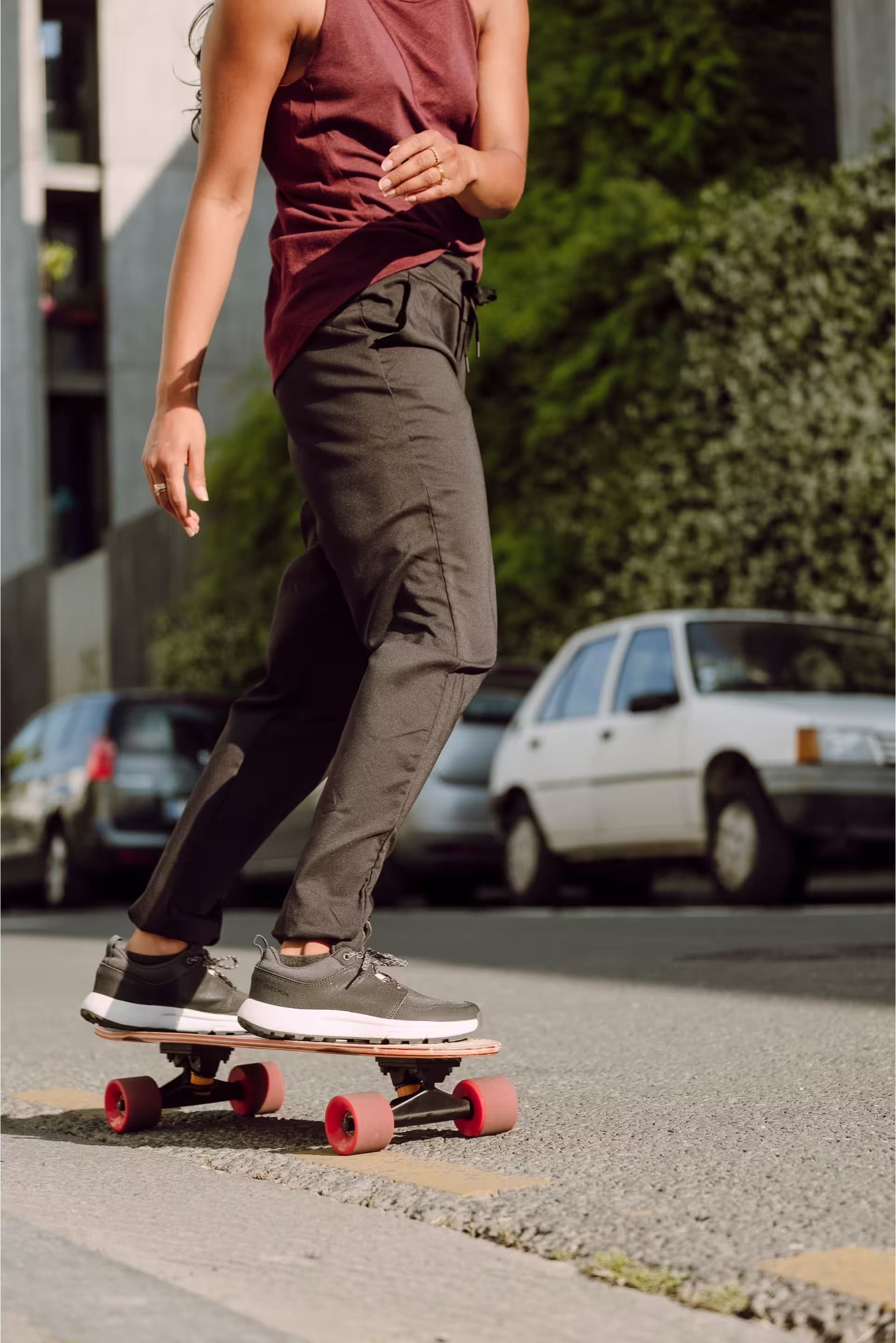 Штаны женские для туризма Quechua NH100 8588308 34 черные фото 6