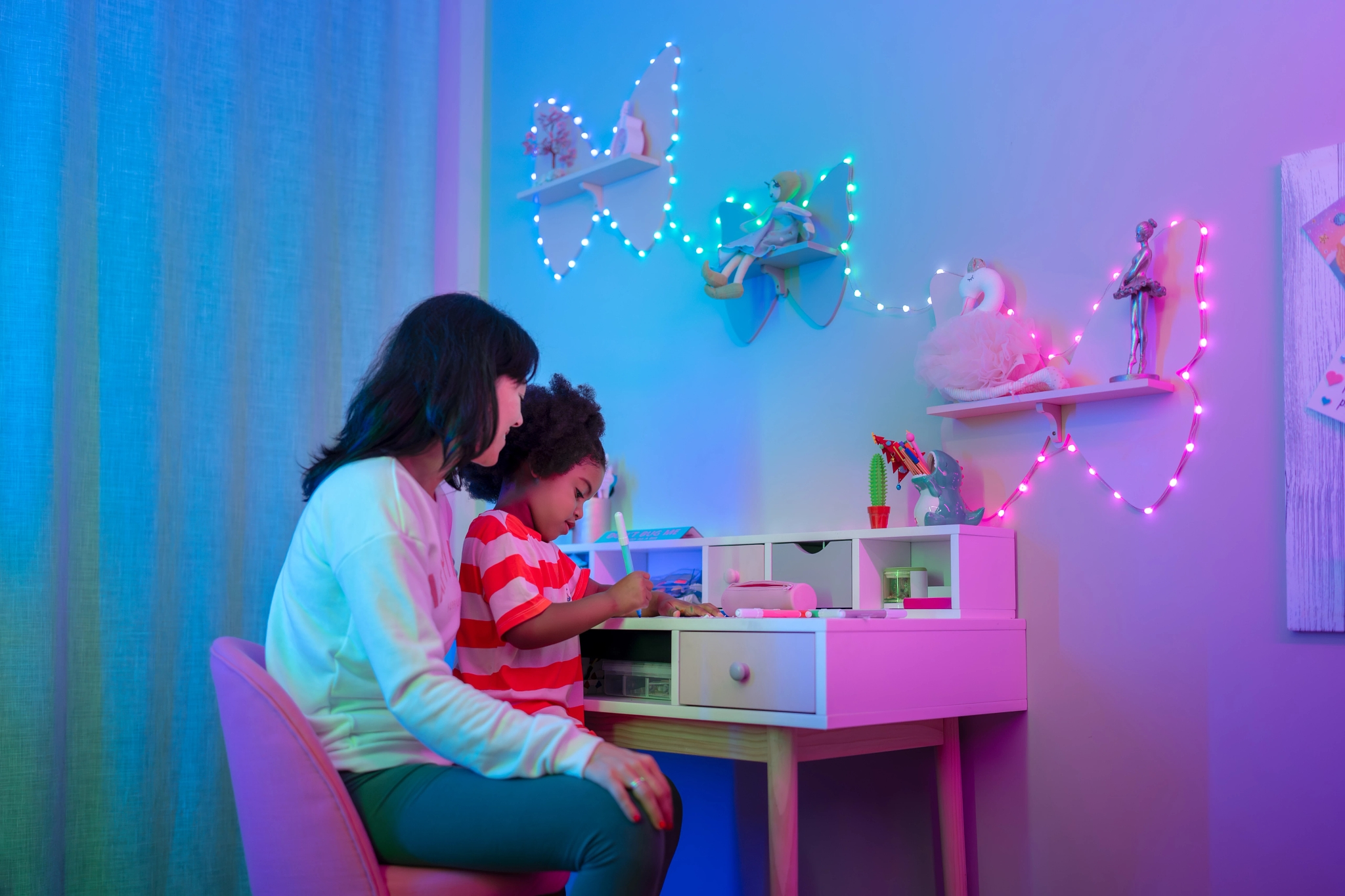 Smart LED Гірлянда Twinkly Strings USB 100 Heart-shaped RGB LEDs, Clear Wire, USB-C (TWKH100RGB-T)фото13