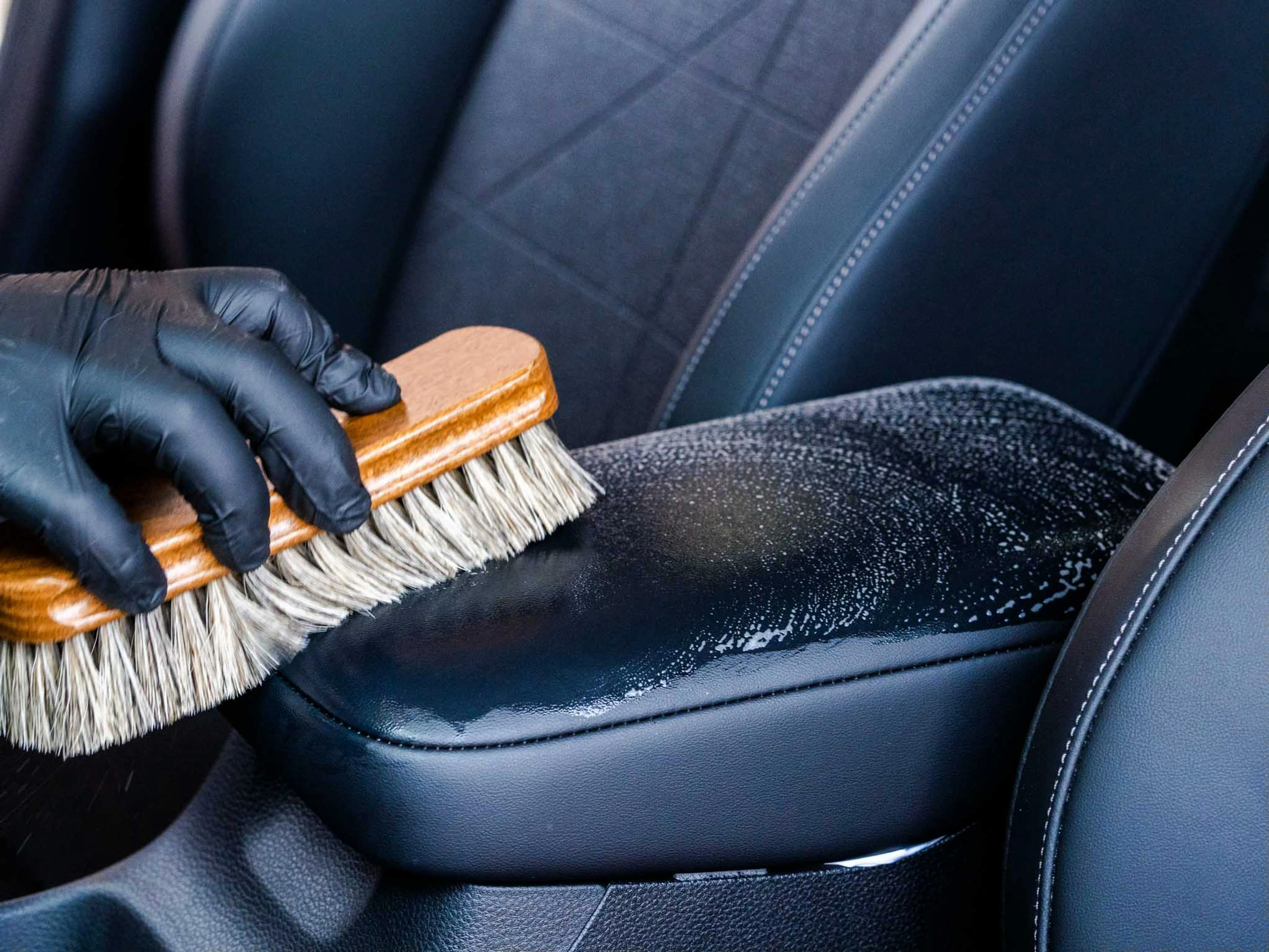 Очиститель Carbonax Leather Mousse для кожаного салона 150 мл фото 4