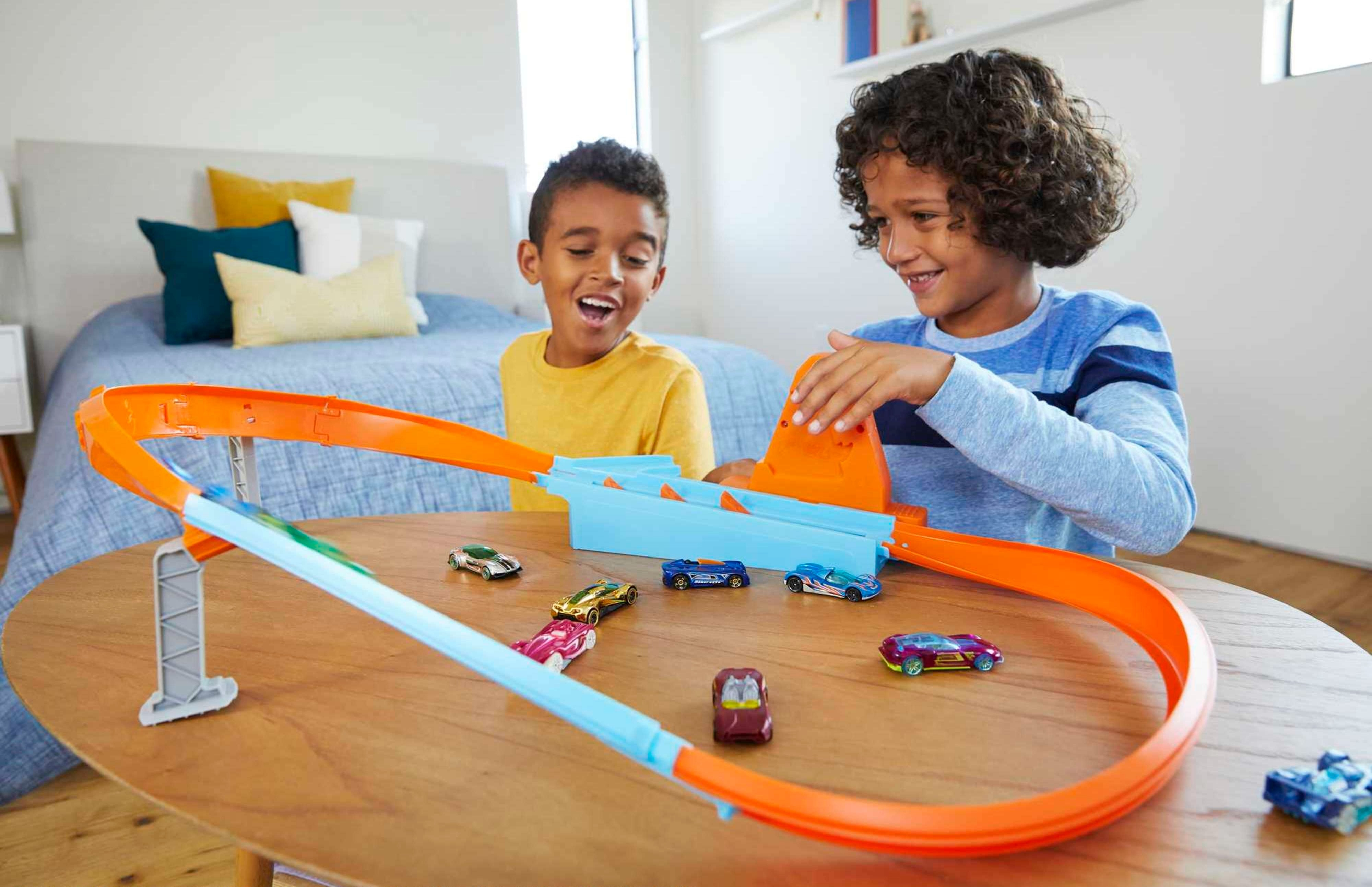 Трек «Чемпион круга» серии «Соревнования за кубок Чемпиона» Hot Wheels (GJM75) фото 