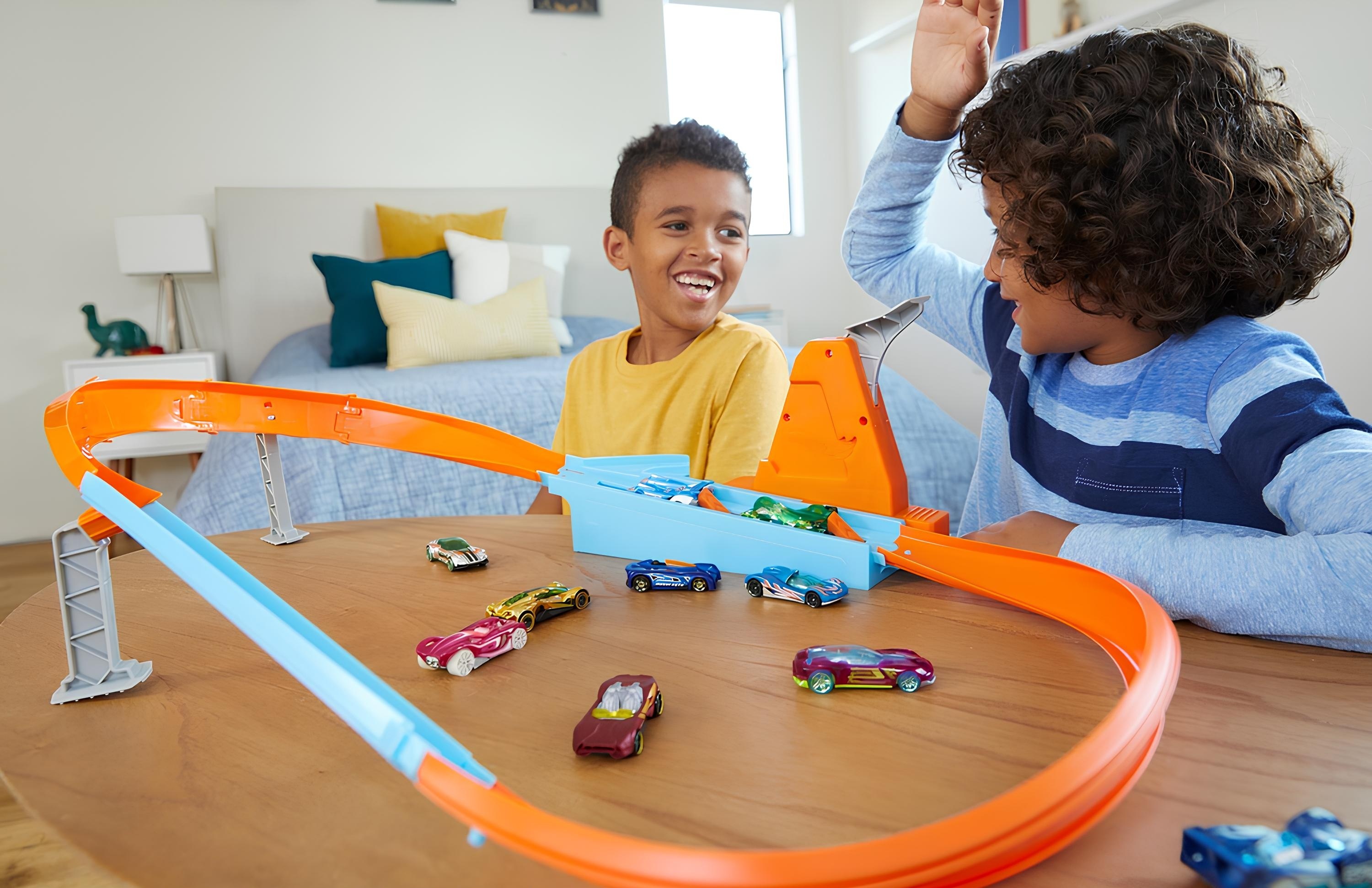 Трек «Чемпион круга» серии «Соревнования за кубок Чемпиона» Hot Wheels (GJM75) фото 