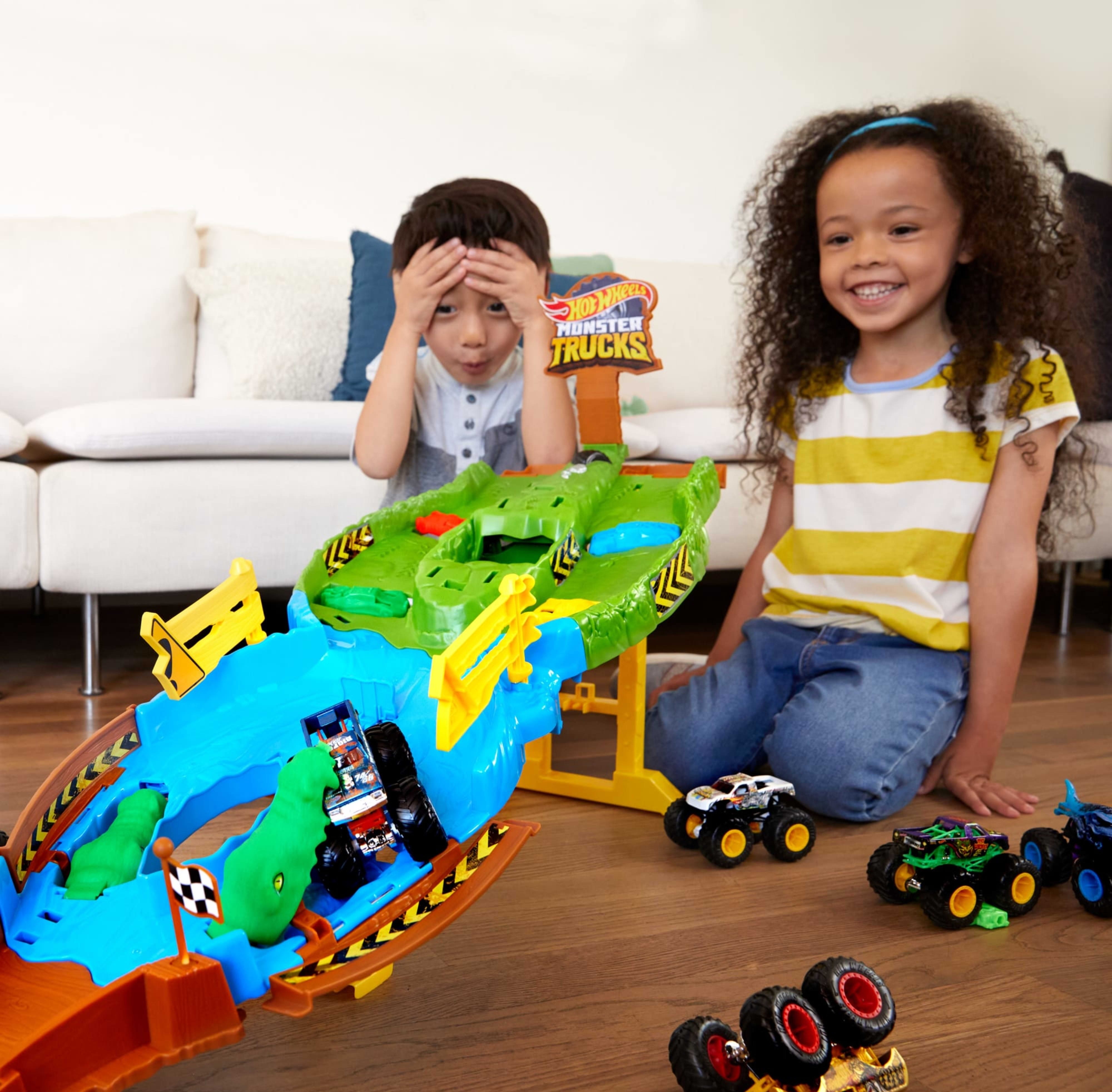 Игровой набор «Гонки титанов» серии «Monster Trucks» Hot Wheels (HGV12) фото 12