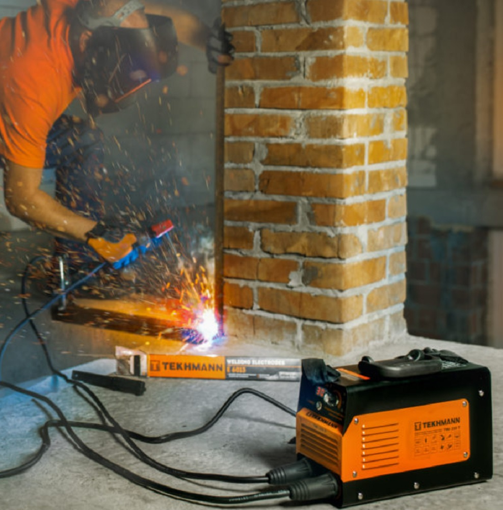 Сварочный аппарат инверторный Tekhmann полуавтомат TWI-305 MIG 140А 4.56кВт 220В (846815) фото 