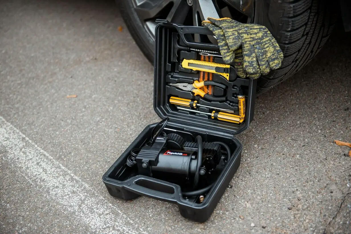 Компресор автомобільний 1-поршневий Poputchik на 35л/хв, 7 АТМ, кейс + Набір ремкомплекту для шин (13-014-IS)фото8