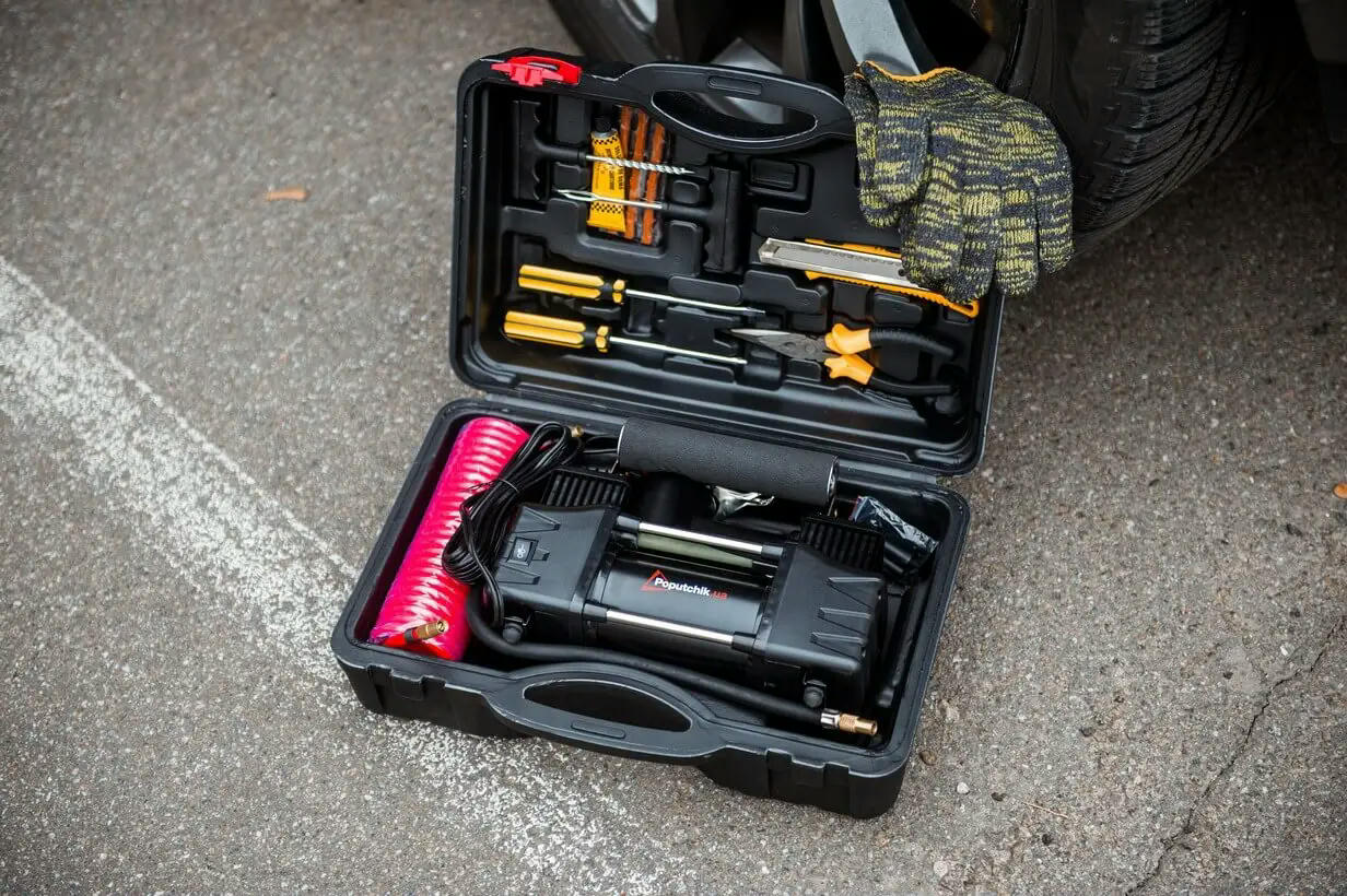 Компрессор автомобильный 2х-поршневой Poputchik 85л/мин 10АТМ, кейс + Набор ремкомплекта для шин (13-015-IS) фото 