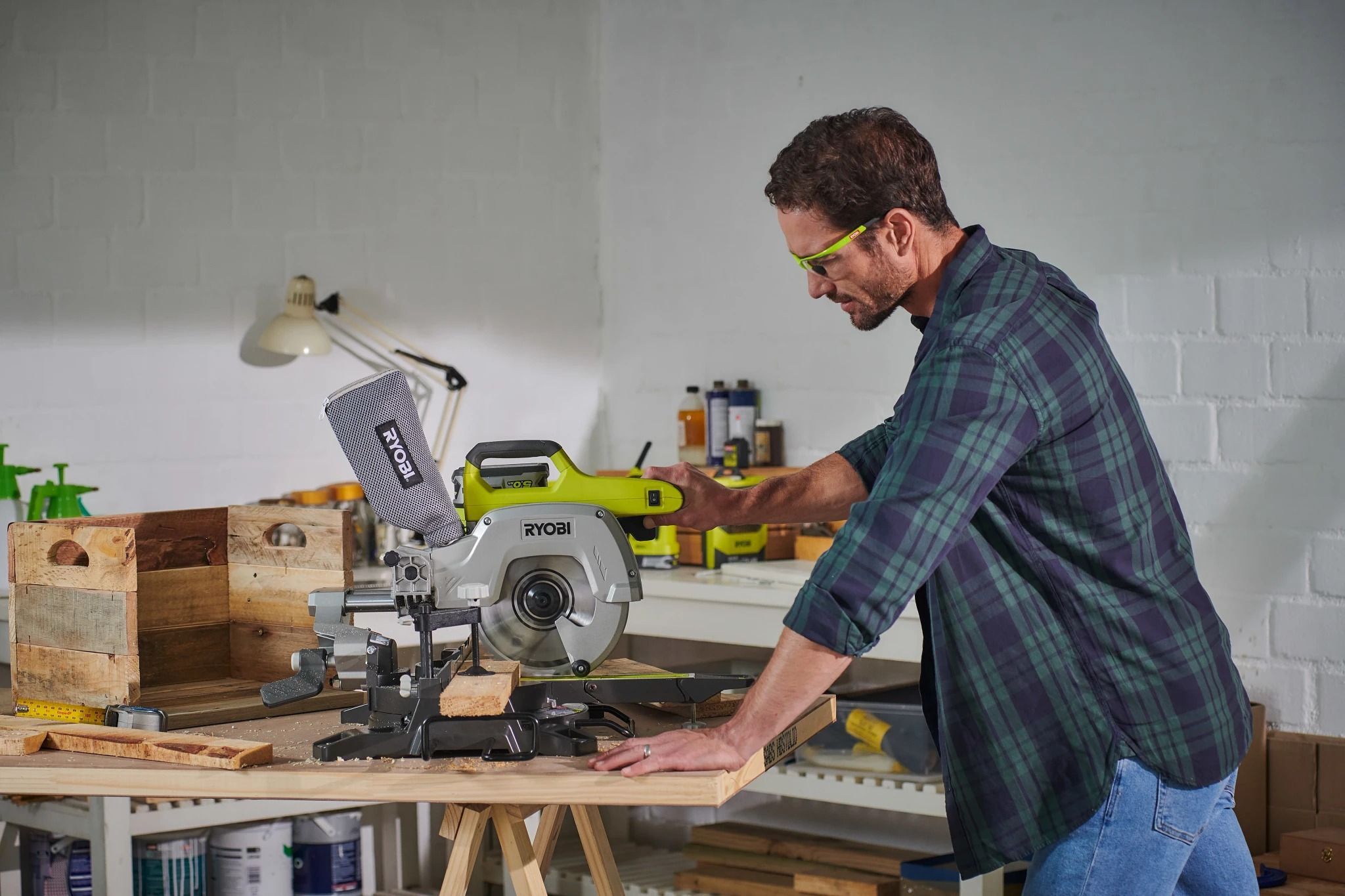 Пила торцювальна акумуляторна Ryobi ONE+ R18MS216-0 18В (без АКБ та ЗП), (5133003597)фото