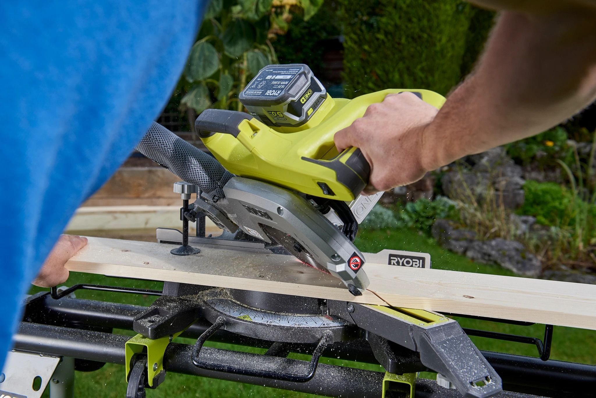 Пила торцювальна акумуляторна Ryobi ONE+ R18MS216-0 18В (без АКБ та ЗП), (5133003597)фото