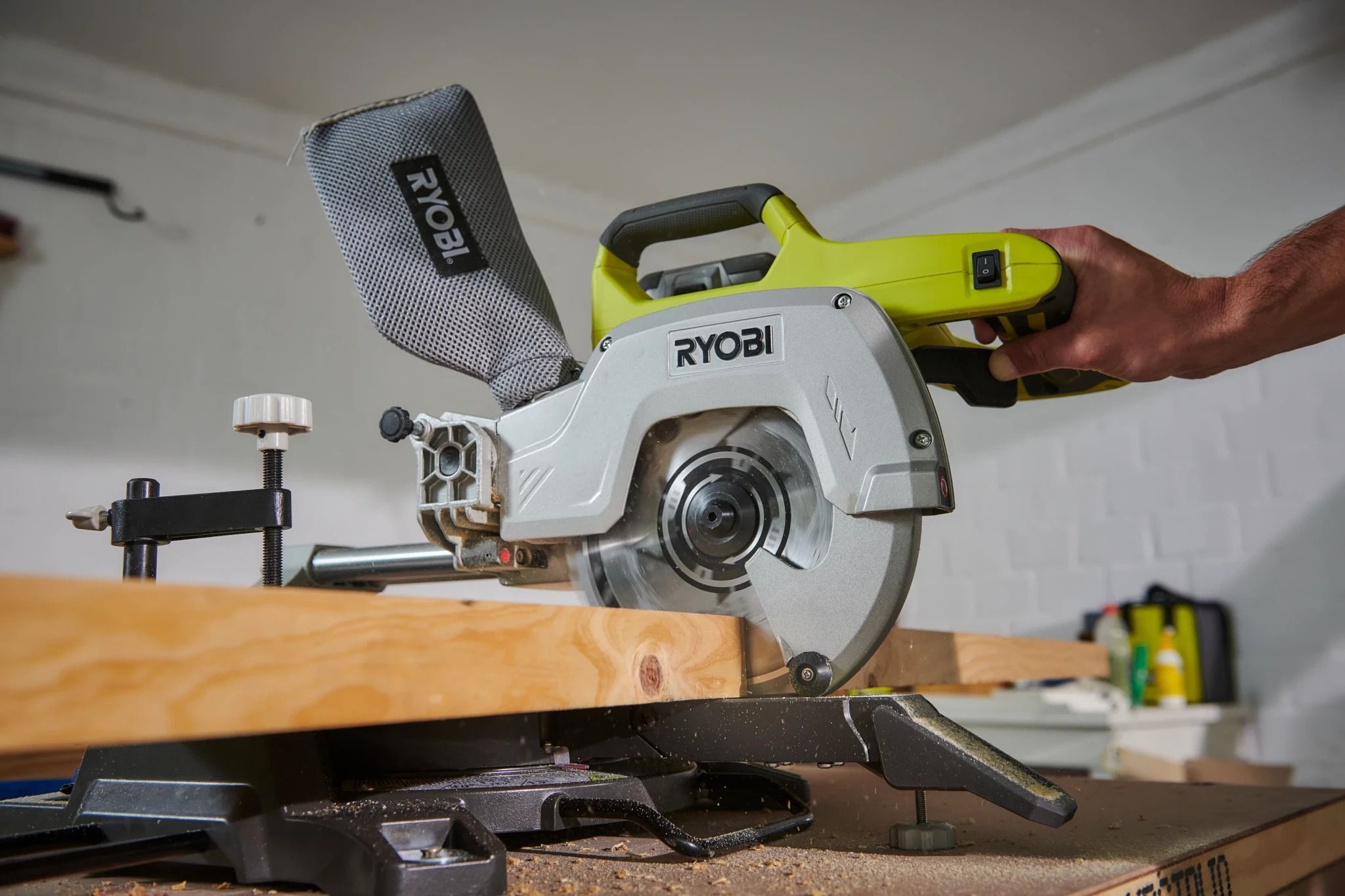 Пила торцювальна акумуляторна Ryobi ONE+ R18MS216-0 18В (без АКБ та ЗП), (5133003597)фото