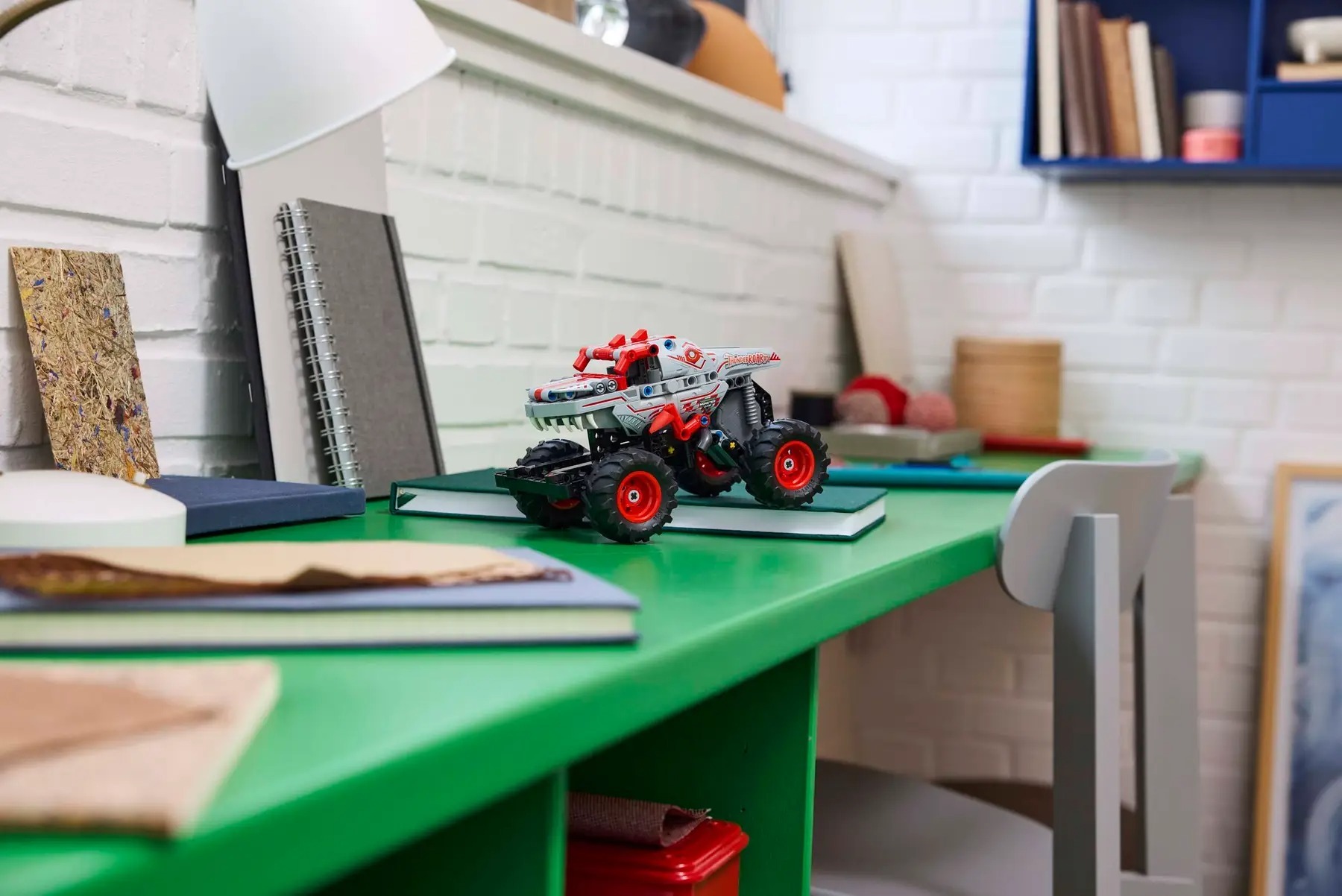 LEGO 42200 Technic Monster Jam ThunderROARus с инерционным двигателем фото 10