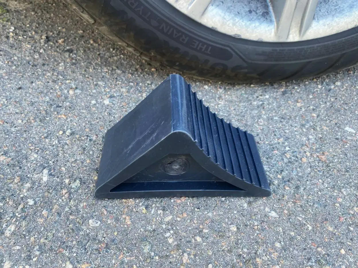 Ботинок противооткатный Poputchik кроссовер резина 190х115х80 1шт (16-066) фото