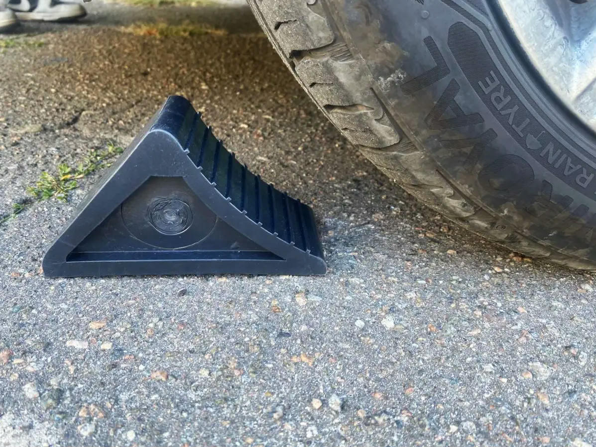 Ботинок противооткатный Poputchik кроссовер резина 190х115х80 1шт (16-066) фото 3