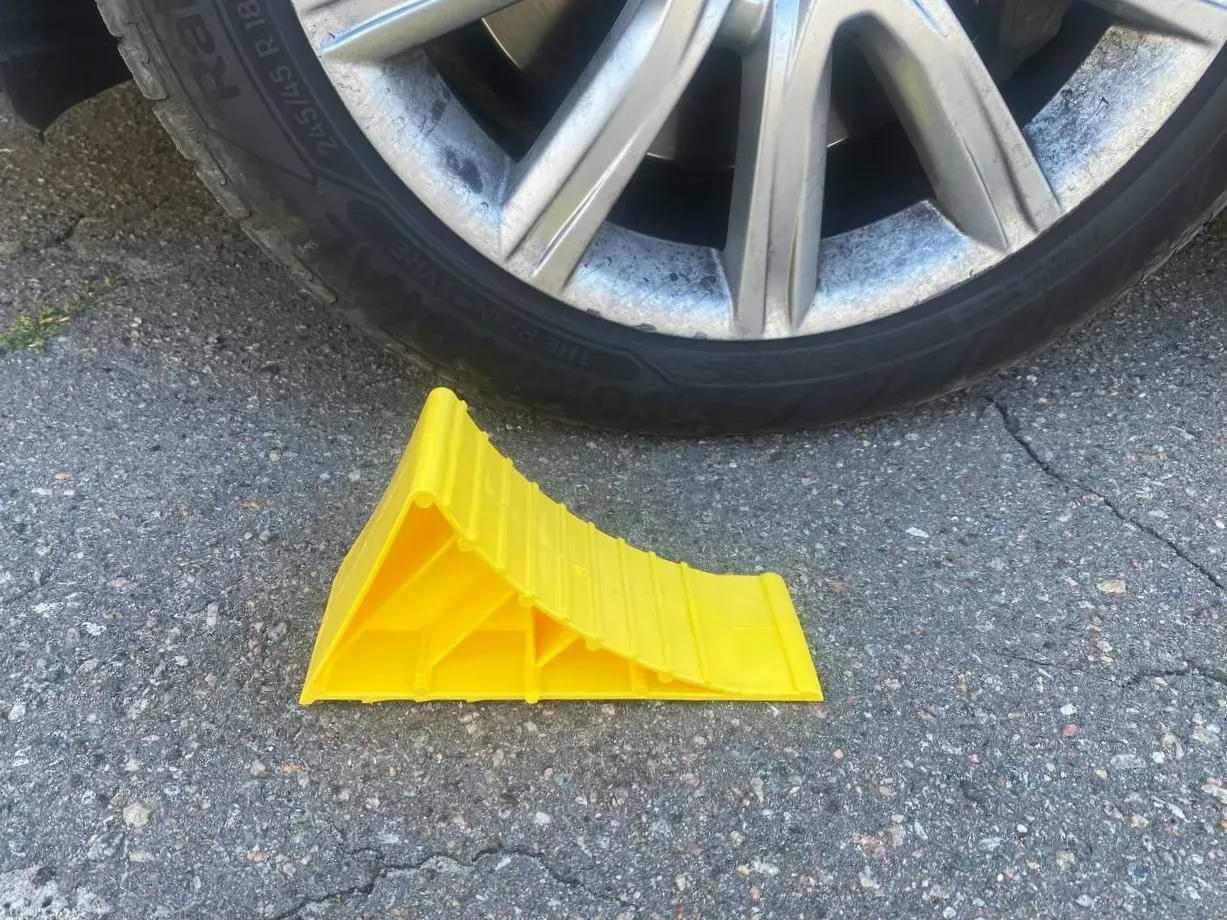 Ботинок противооткатный Poputchik пластик желтый 220х80х115 1шт (16-040) фото 2