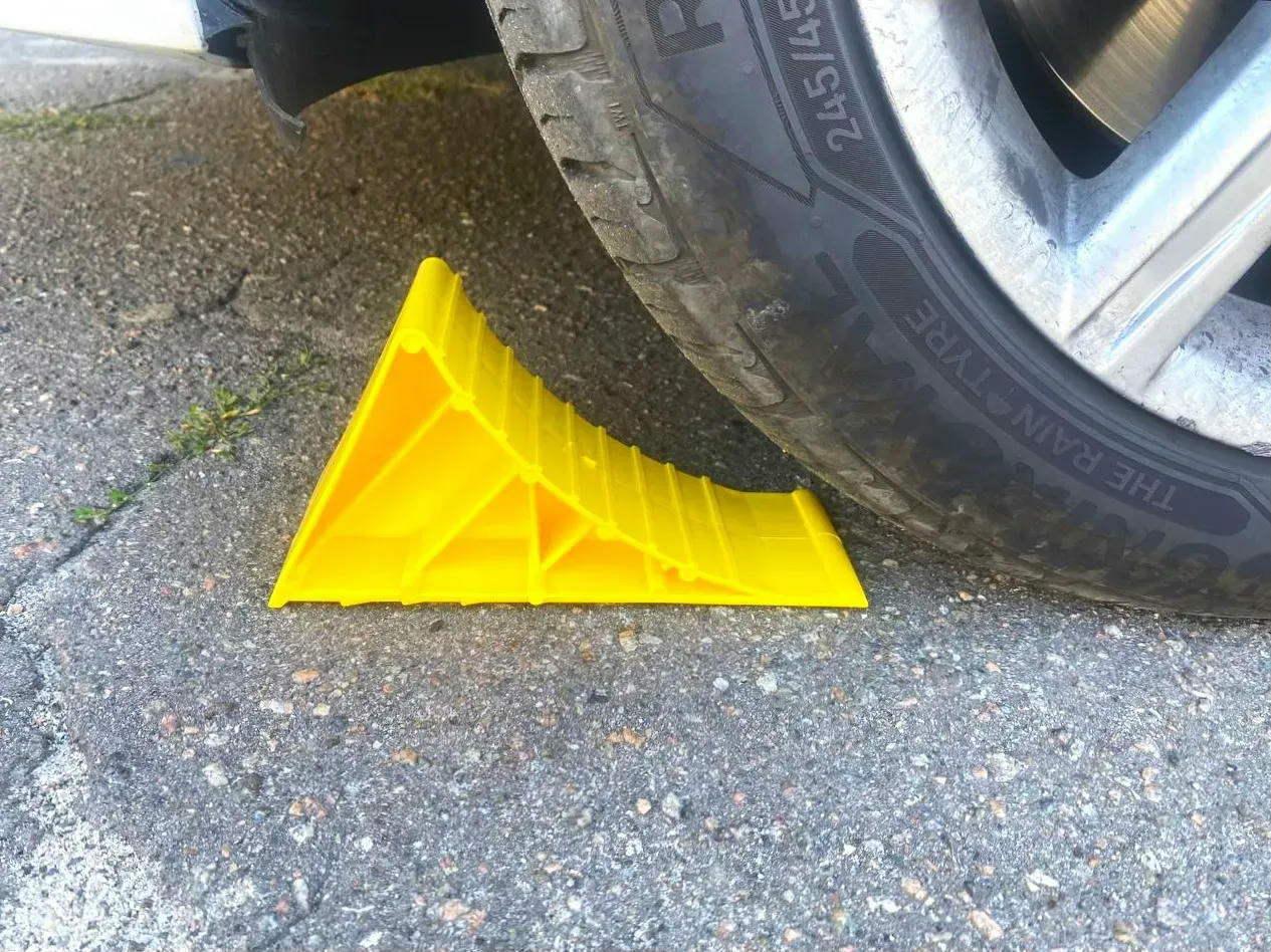 Ботинок противооткатный Poputchik пластик желтый 220х80х115 1шт (16-040) фото 3