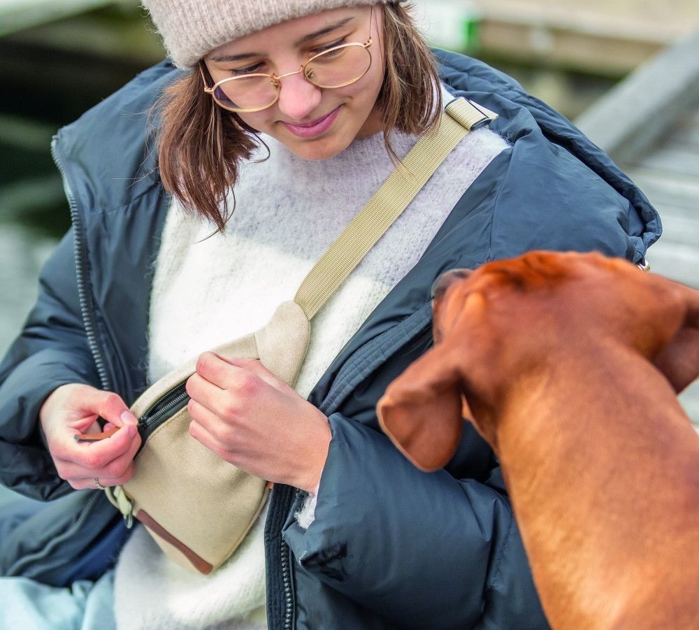 Сумка поясная для лакомства Trixie BE NORDIC карман 24х11х8см 50–165см песочная фото 4