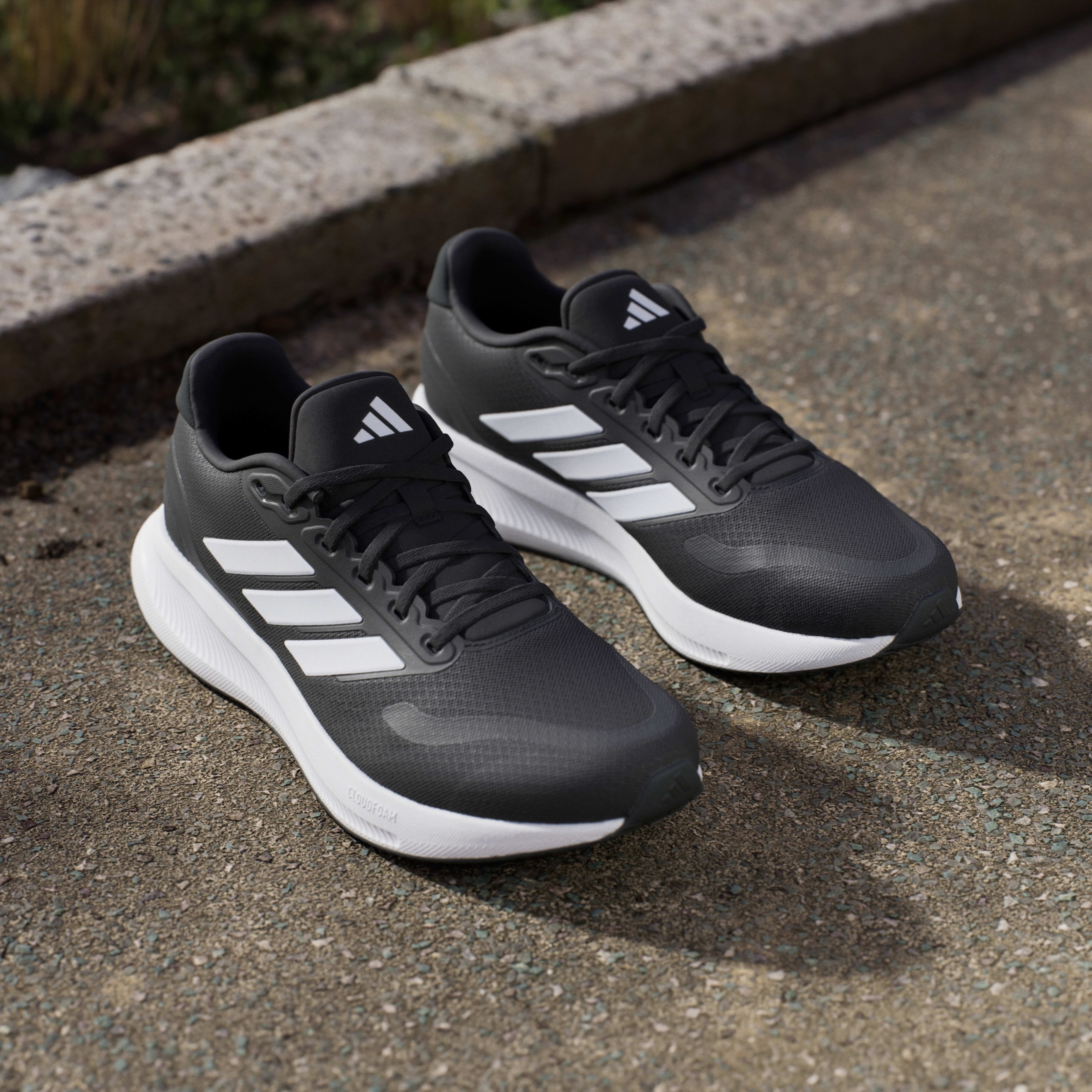 Кроссовки мужские Adidas Runfalcon 5 IH7758 41 1/3 (7,5 UK) черные фото 