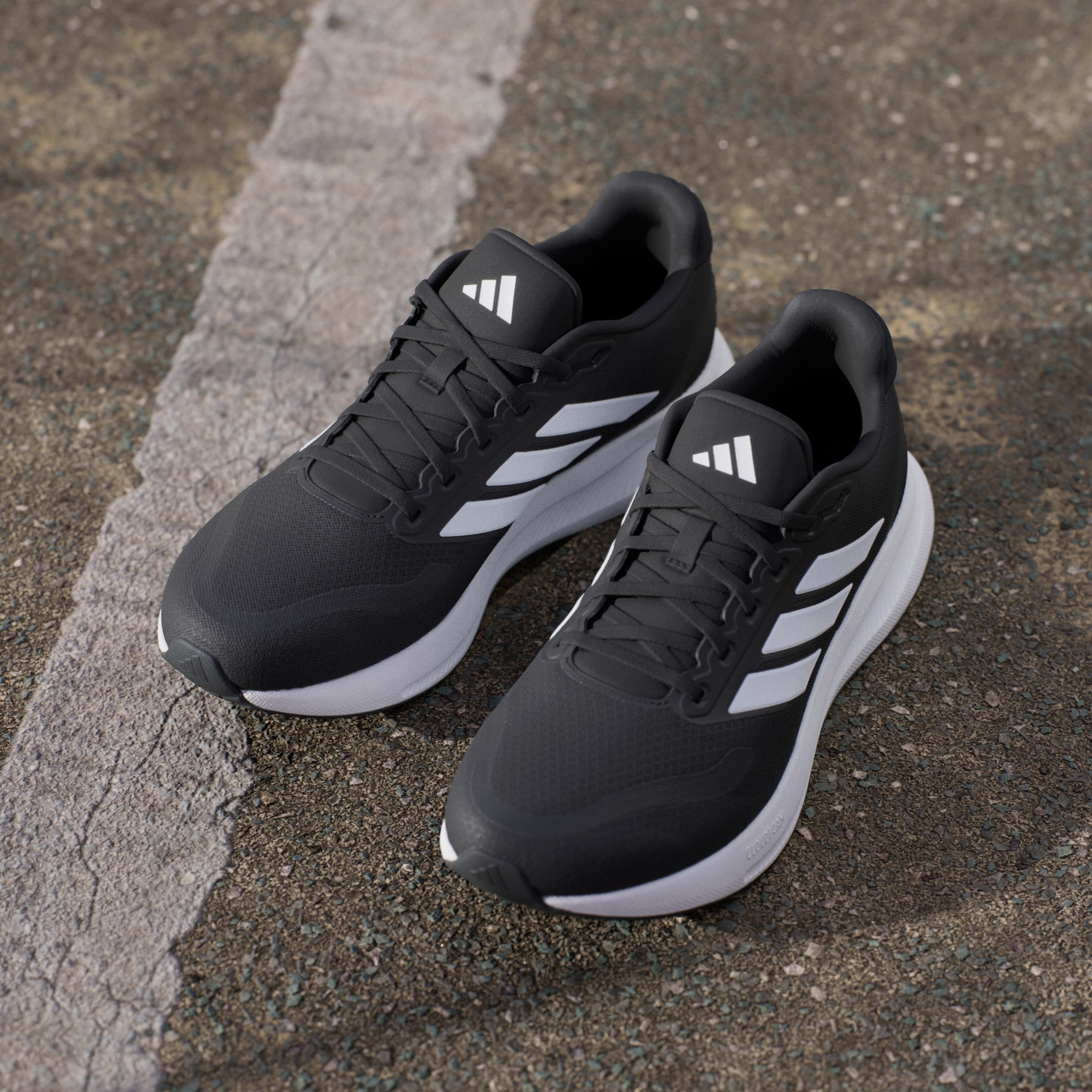 Кросівки чоловічі Adidas Runfalcon 5 IH7758 44 2/3 (10 UK) чорніфото