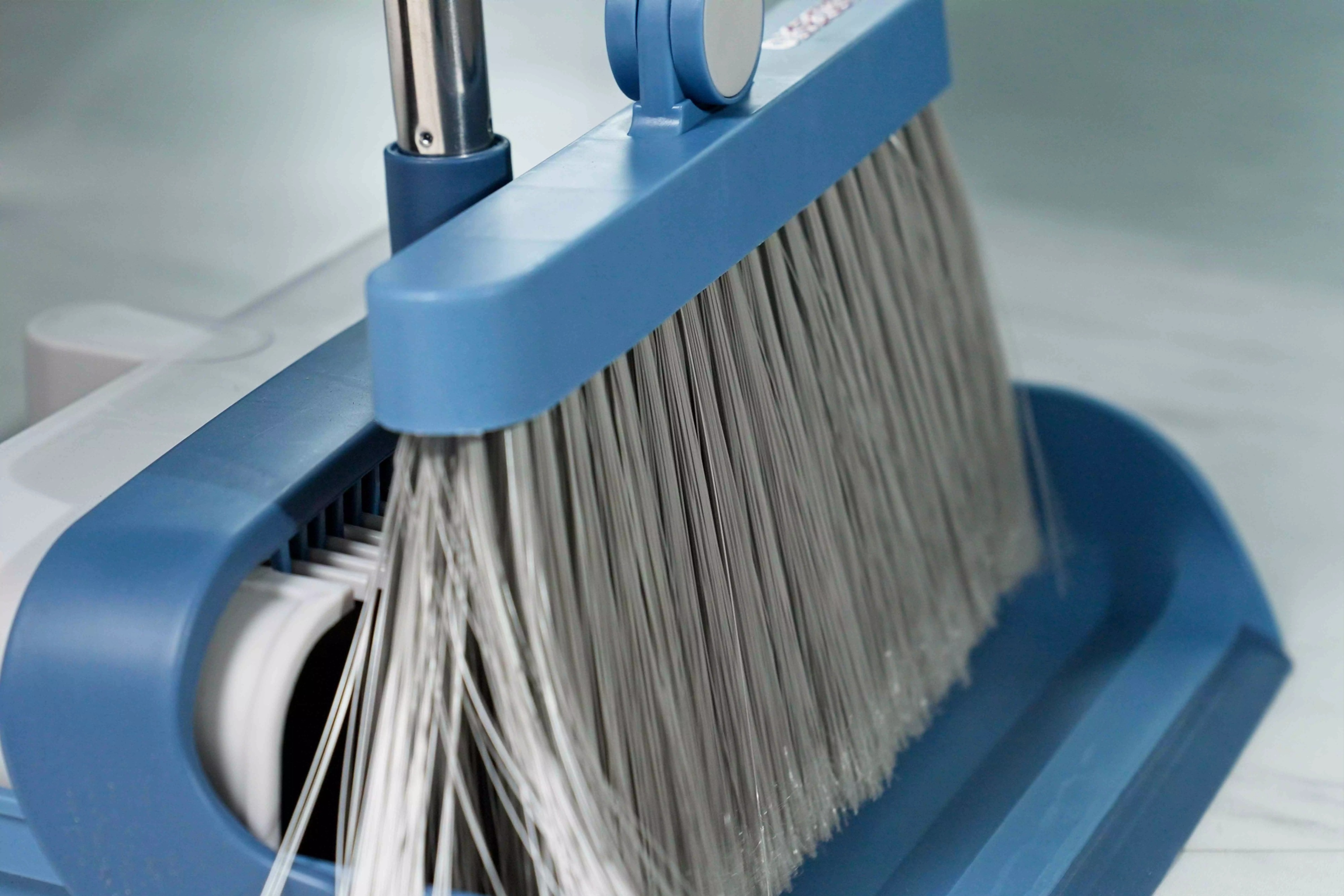 Набір для прибирання совок та щітка з довгою ручкою ARDESTO 79.2см, блакитний (ARHE1301B)фото