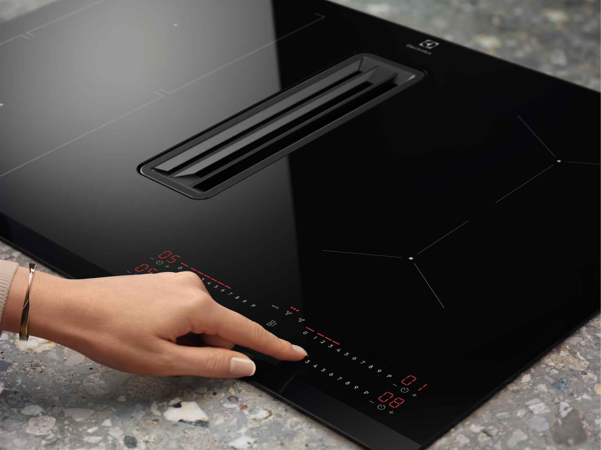 Варочная поверхность индукционная со встроенной вытяжкой Electrolux KCC83443 фото 