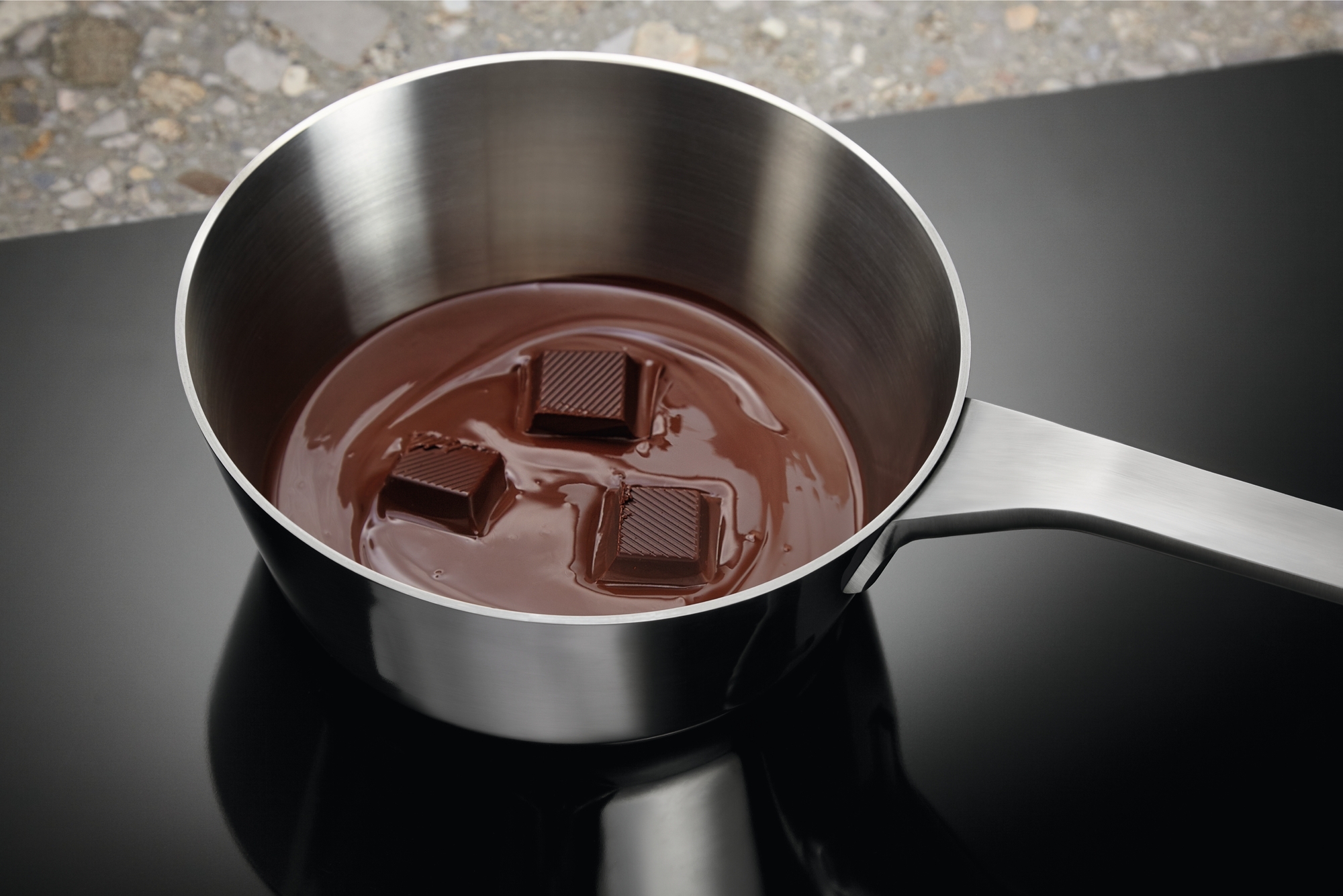 Варочная поверхность индукционная со встроенной вытяжкой Electrolux KCC83443 фото 